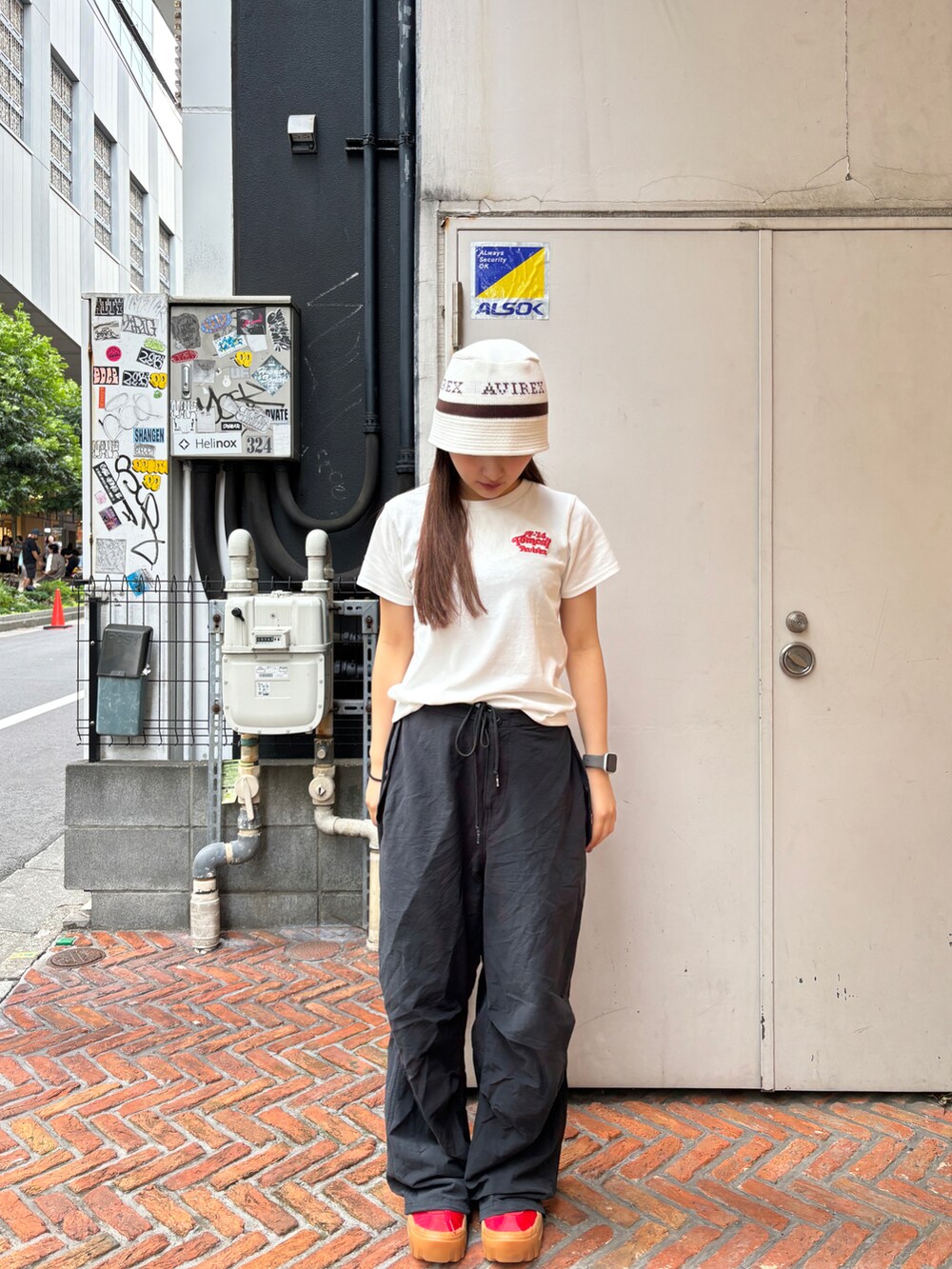 ホワイト系のTシャツ/カットソー、ホワイト系のハットを着用したレディースの夏コーディネートの3枚目の写真