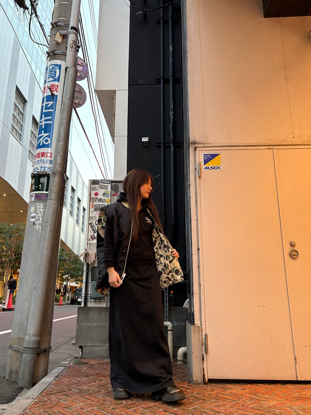 ブラック系のベストを着用したレディースの冬コーディネートの2枚目の写真