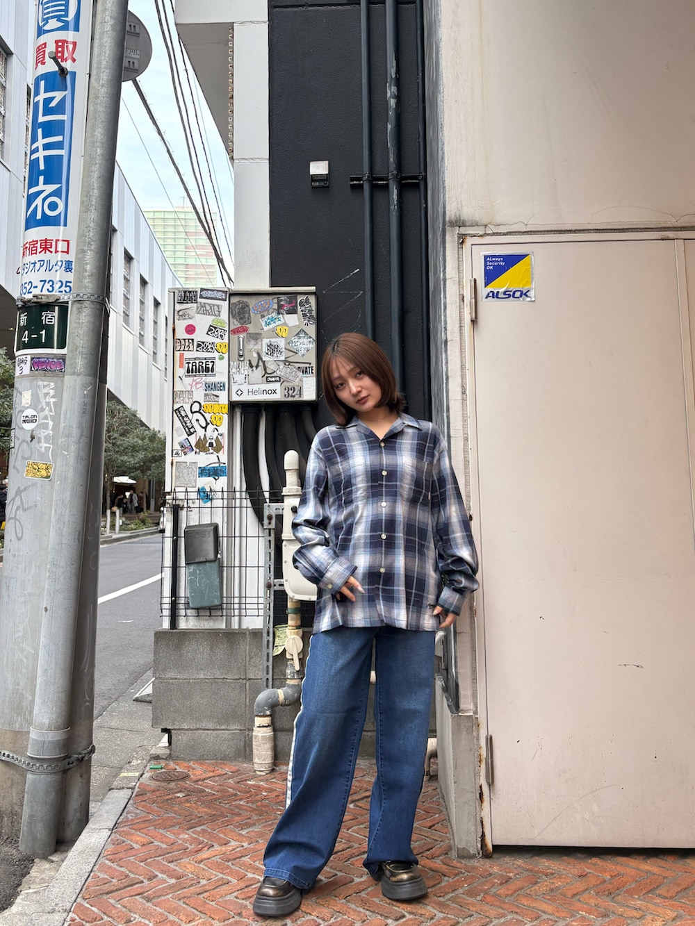 ブルー系のシャツ/ブラウス、ブルー系のデニムパンツを着用したレディースの冬コーディネートの2枚目の写真