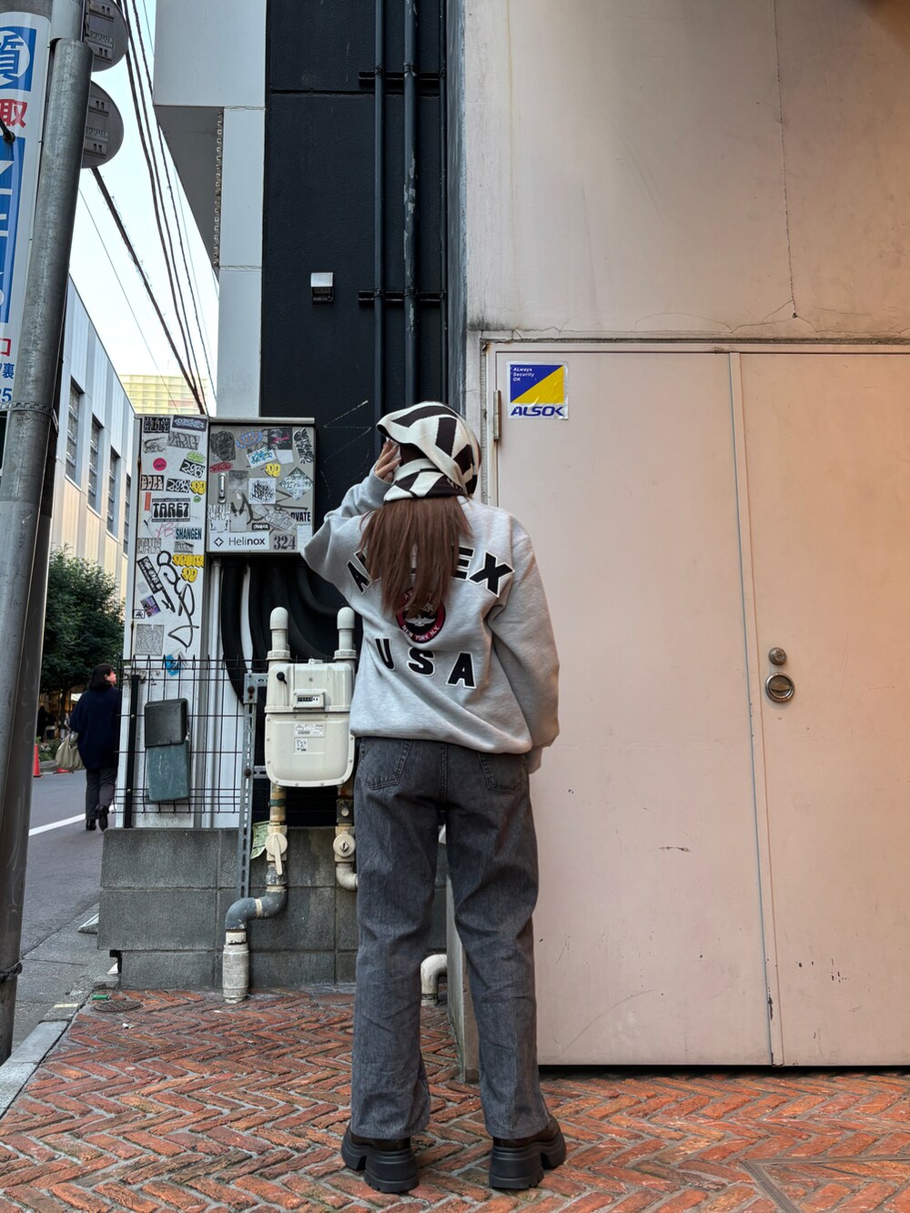 グレー系のスウェット、グレー系のマフラーを着用したレディースの秋コーディネートの4枚目の写真