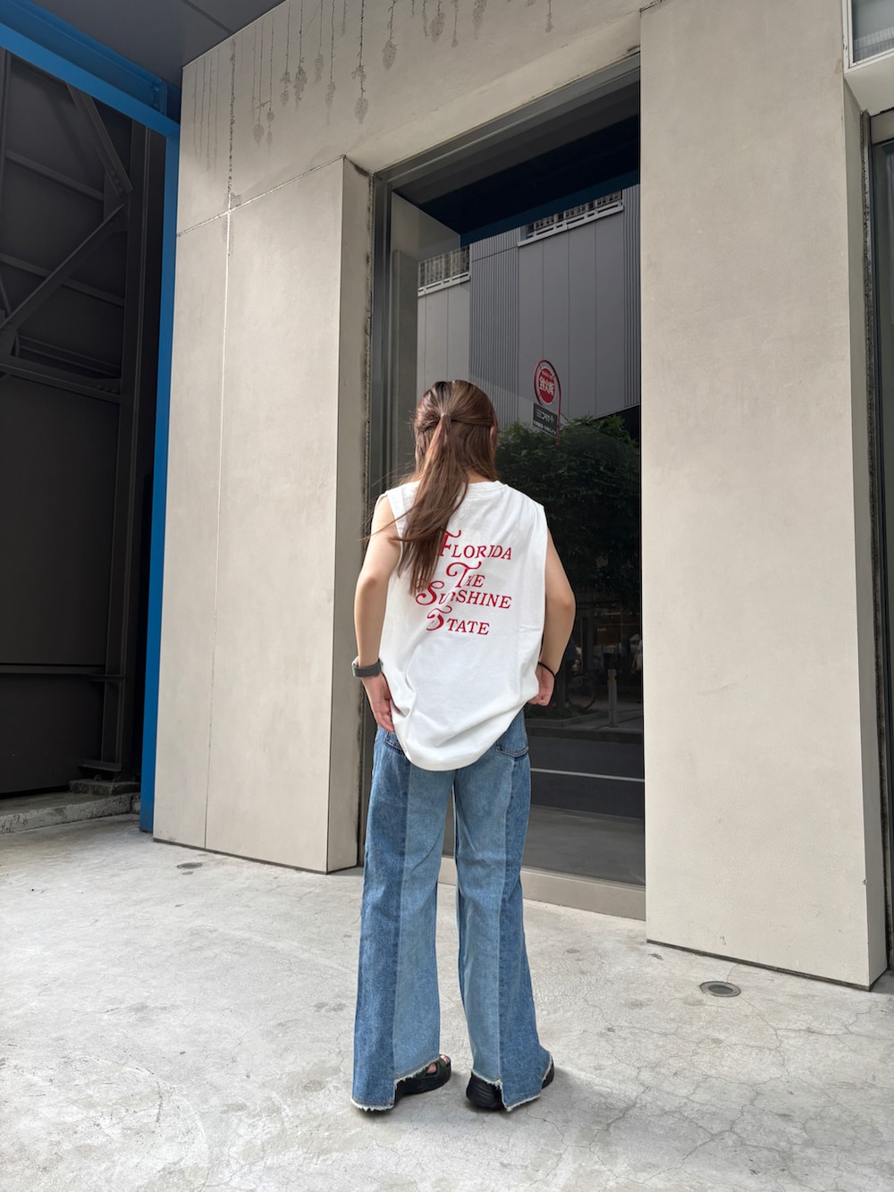 その他のデニムパンツ、ホワイト系のTシャツ/カットソー、グリーン系のサンダルを着用したレディースの夏コーディネートの2枚目の写真