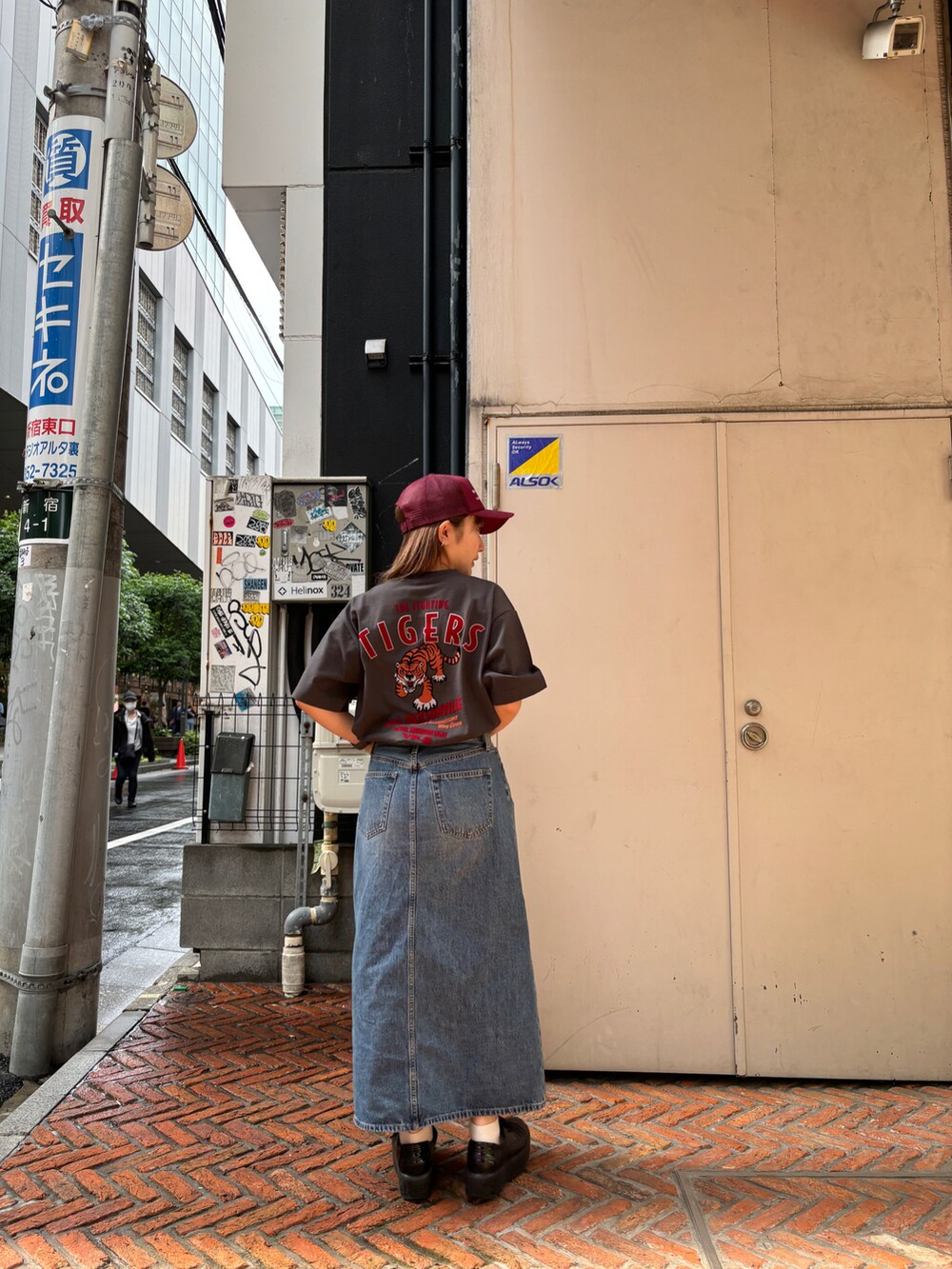 グレー系のTシャツ/カットソー、レッド系のキャップを着用したレディースの春コーディネートの4枚目の写真
