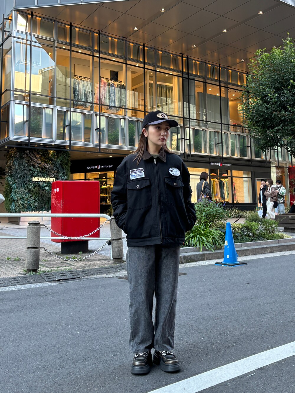 「最近のいい感じコーデ、キルティング、ジャケット、冬アウター、大人コーデ、冬のコーデ、オトナカジュアル、休日スタイル、コラボアイテム、ユニバーサルオーバーオール」｜「AVIREXのWAPPEN CORDUROY LOW CAP / ワッペン コーデュロイ ロウ キャップ / AVIREX / アヴィレックス（キャップ、ブラック系）」を使った、Momoさん（レディース・153cm）の秋コーディネートの2枚目の写真