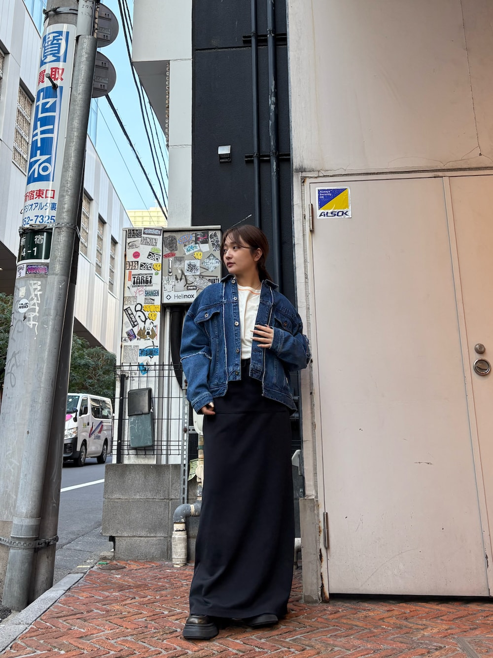 ブルー系のデニムジャケット、グレー系のTシャツ/カットソーを着用したレディースの冬コーディネートの2枚目の写真