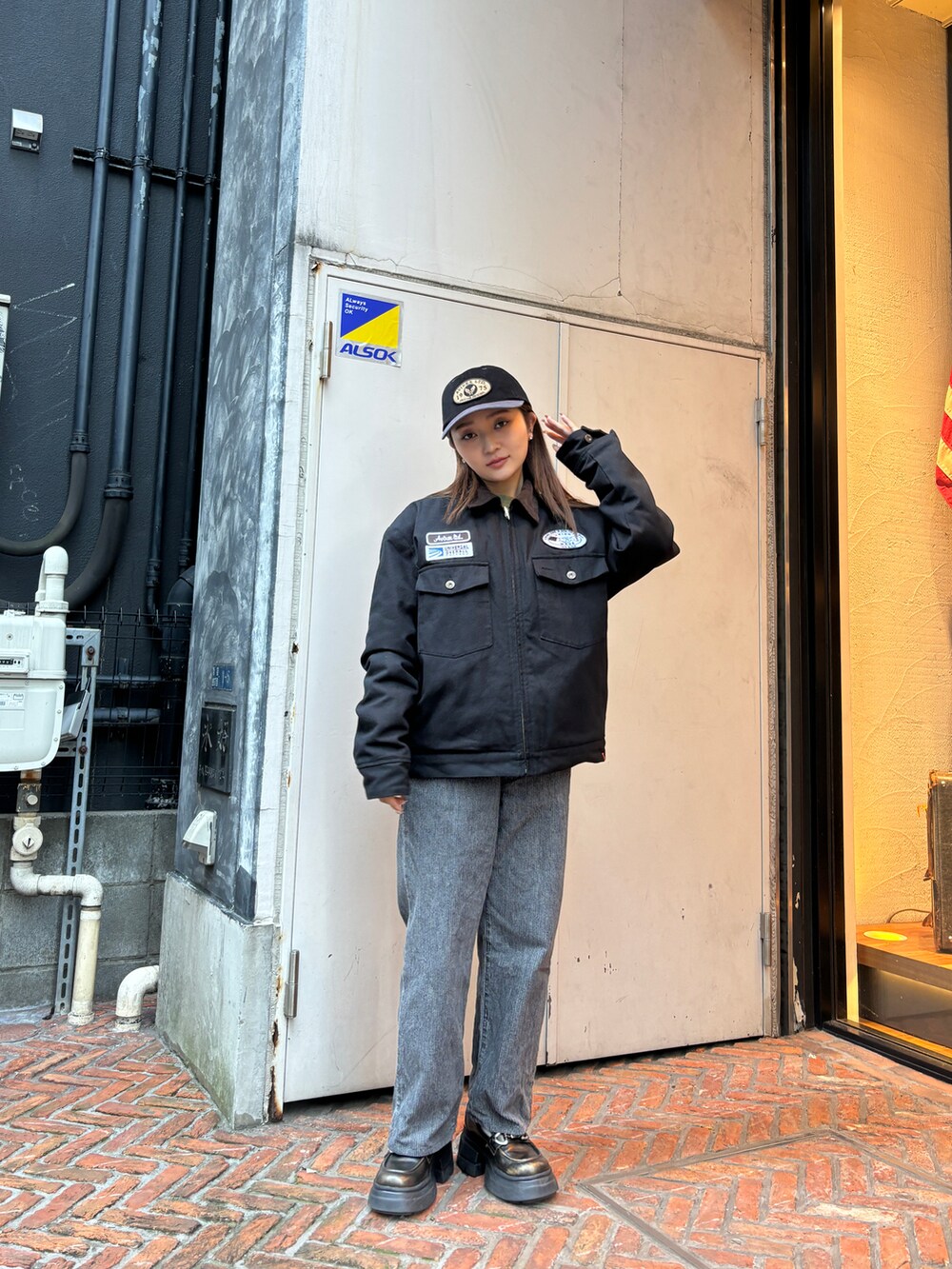 「最近のいい感じコーデ、キルティング、ジャケット、冬アウター、大人コーデ、冬のコーデ、オトナカジュアル、休日スタイル、コラボアイテム、ユニバーサルオーバーオール」｜「AVIREXのWAPPEN CORDUROY LOW CAP / ワッペン コーデュロイ ロウ キャップ / AVIREX / アヴィレックス（キャップ、ブラック系）」を使った、Momoさん（レディース・153cm）の秋コーディネートの3枚目の写真