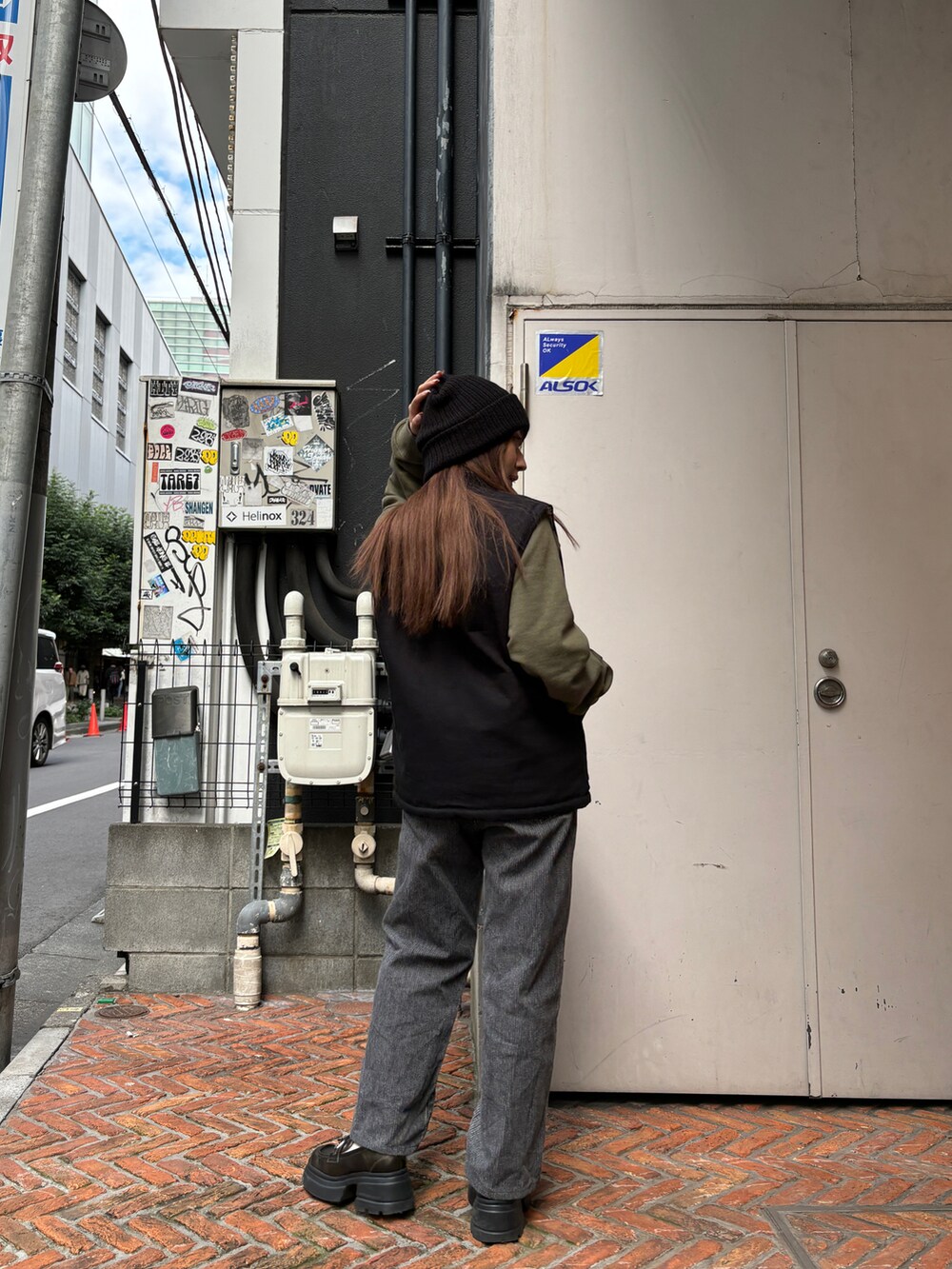 グリーン系のスウェット、ブラック系のニットキャップ/ビーニーを着用したレディースの秋コーディネートの5枚目の写真