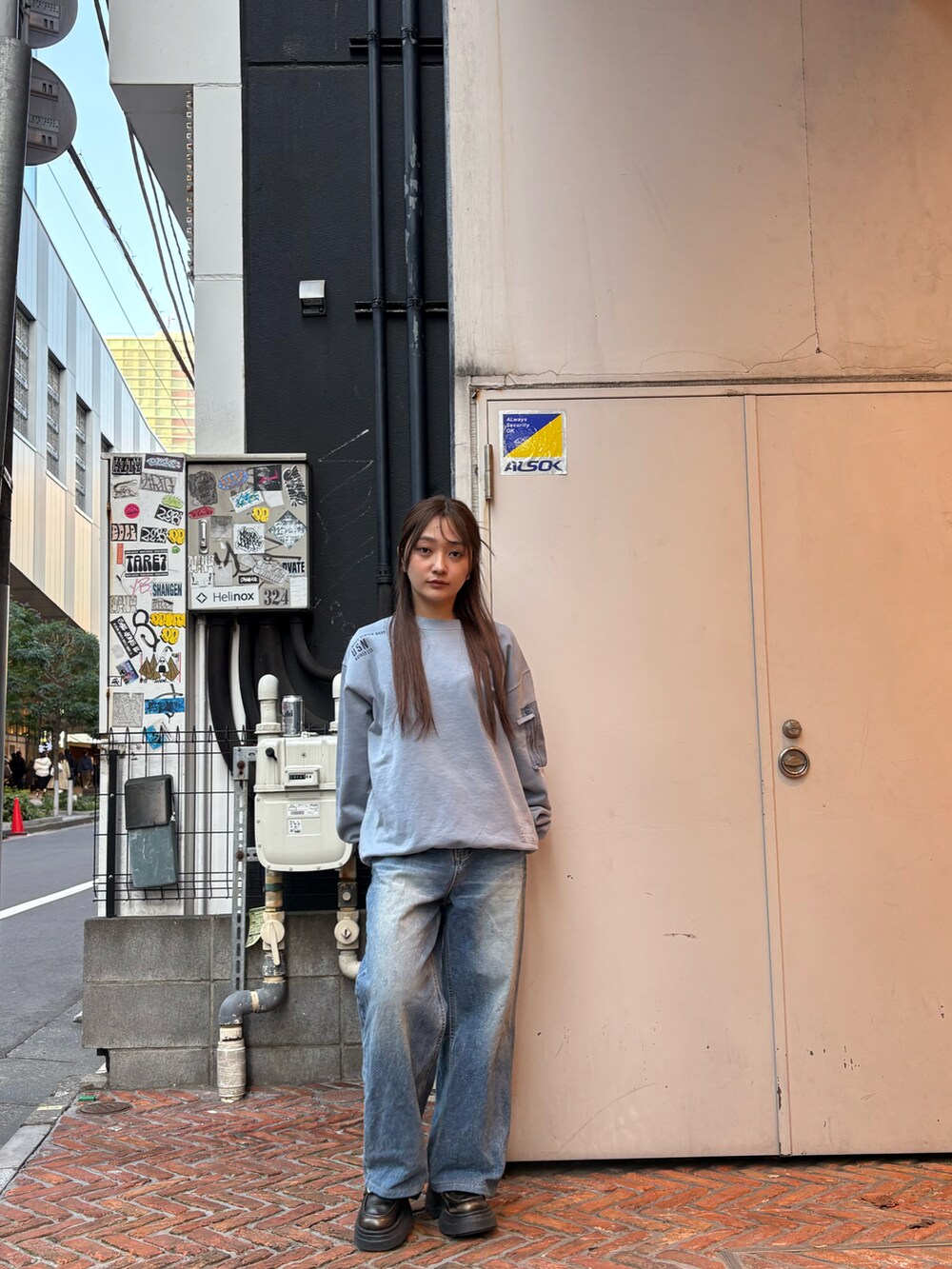 ブルー系のスウェットを着用したレディースの冬コーディネートの3枚目の写真