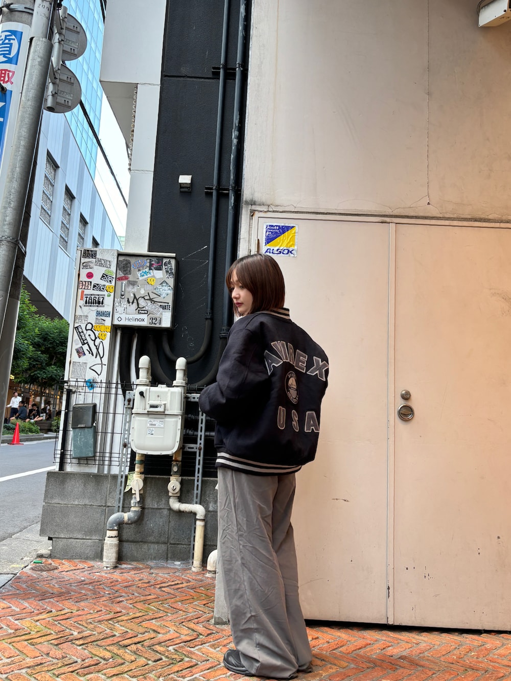 ピンク系のスウェット、ブルー系のスタジャンを着用したレディースの秋コーディネートの3枚目の写真