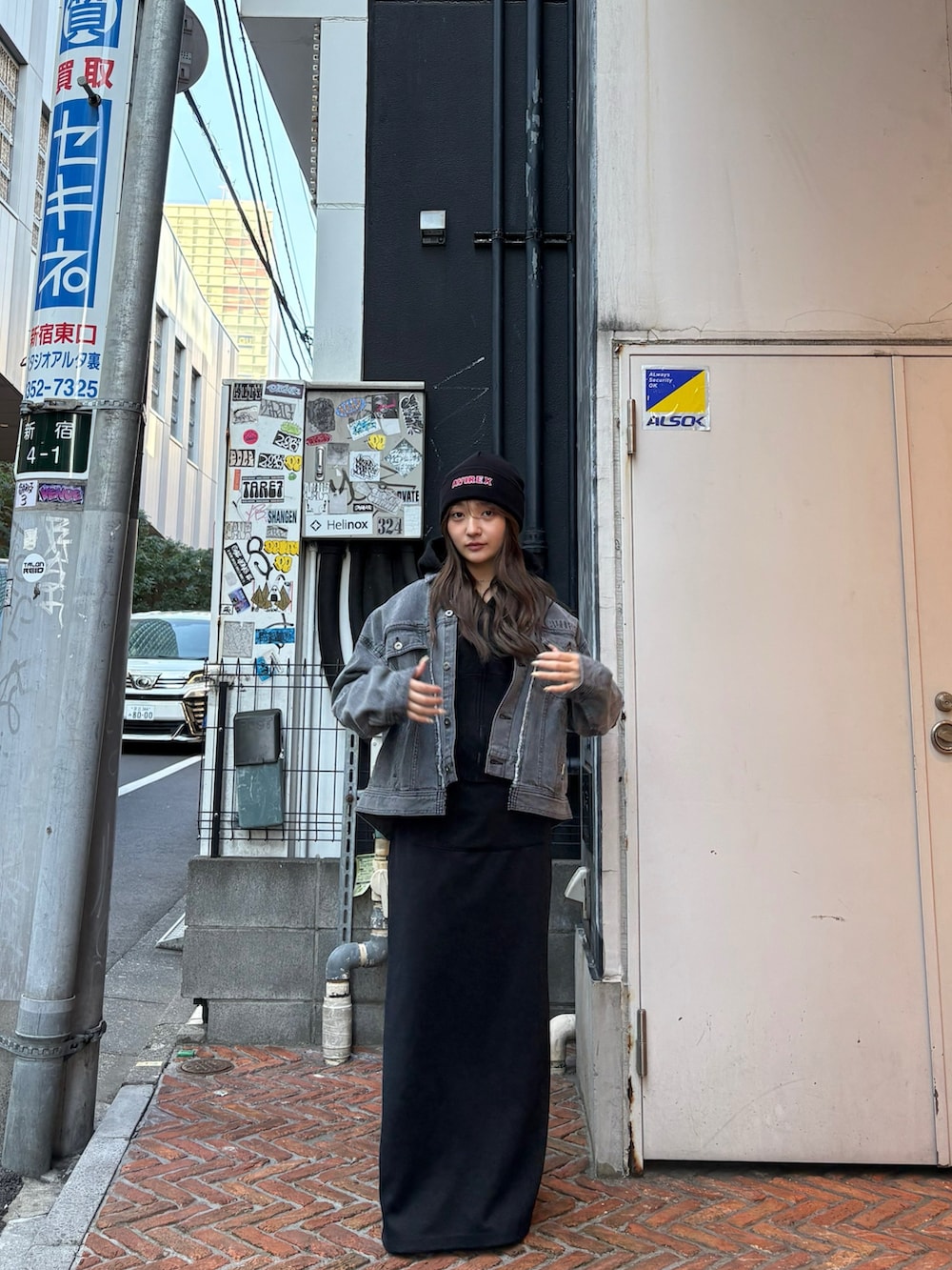 ブラック系のデニムジャケット、ブラック系のニットキャップ/ビーニーを着用したレディースの冬コーディネートの2枚目の写真