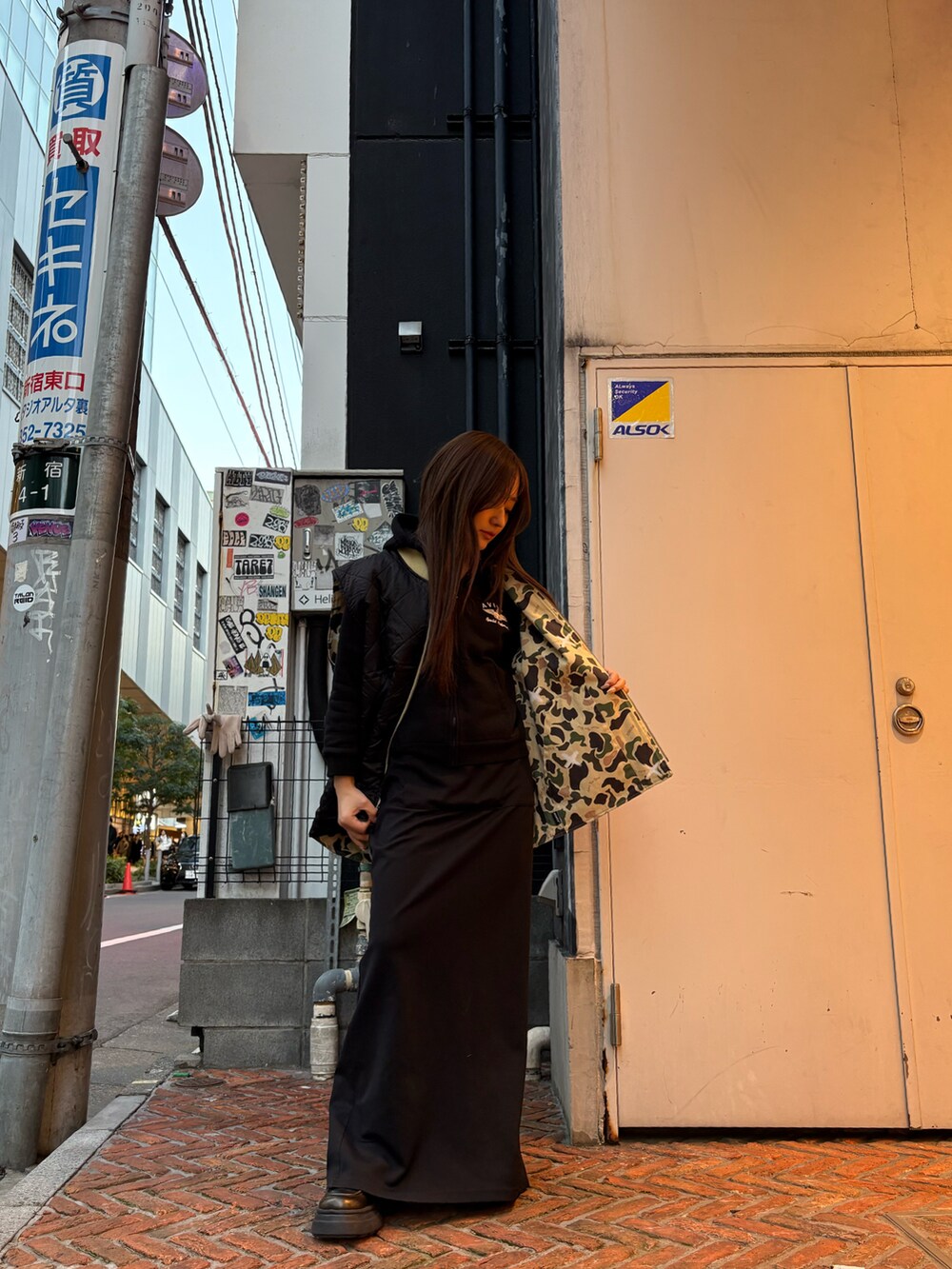 ブラック系のベストを着用したレディースの冬コーディネートの3枚目の写真