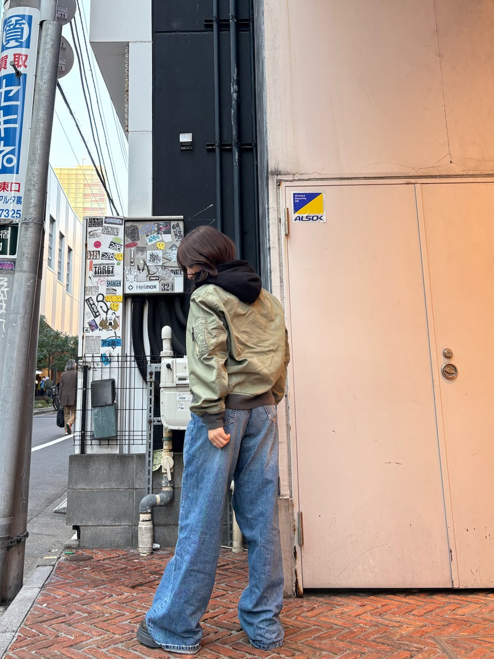 グリーン系のMA-1を着用したレディースの冬コーディネートの2枚目の写真