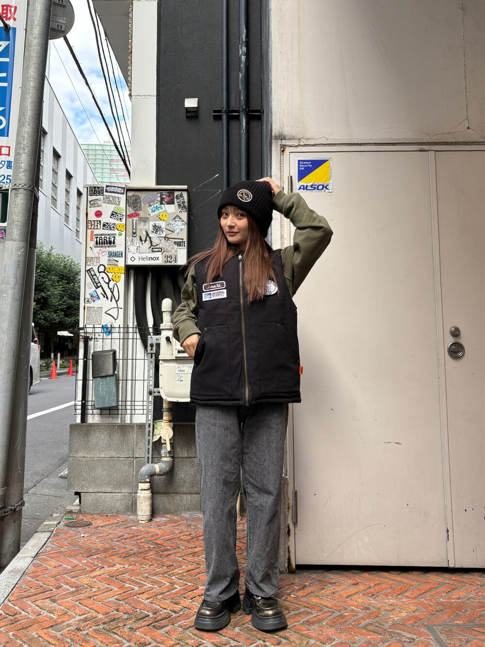 グリーン系のスウェット、ブラック系のニットキャップ/ビーニーを着用したレディースの秋コーディネートの2枚目の写真