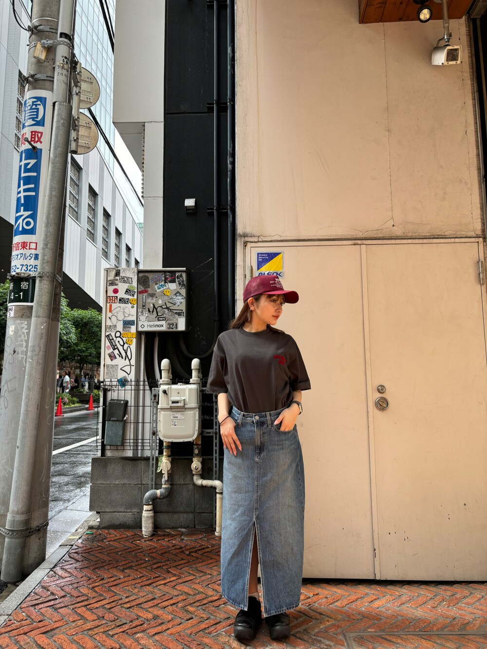 グレー系のTシャツ/カットソー、レッド系のキャップを着用したレディースの春コーディネートの3枚目の写真