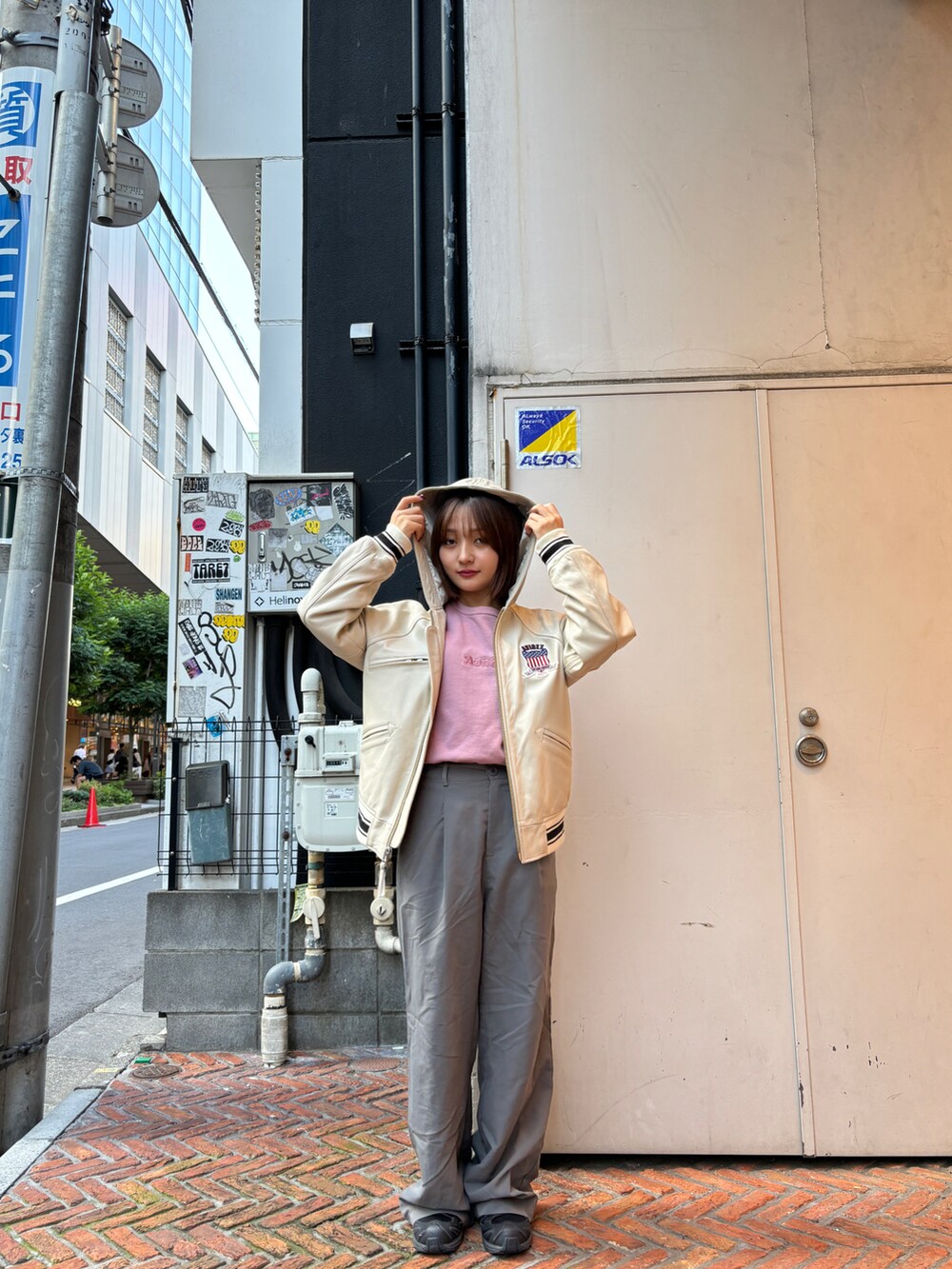 ピンク系のスウェット、ホワイト系のジャケット/アウターを着用したレディースの秋コーディネートの4枚目の写真