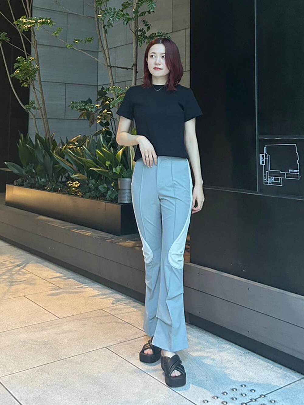 ブラック系のTシャツ/カットソー、グレー系のその他パンツを着用したレディースの夏コーディネートの2枚目の写真
