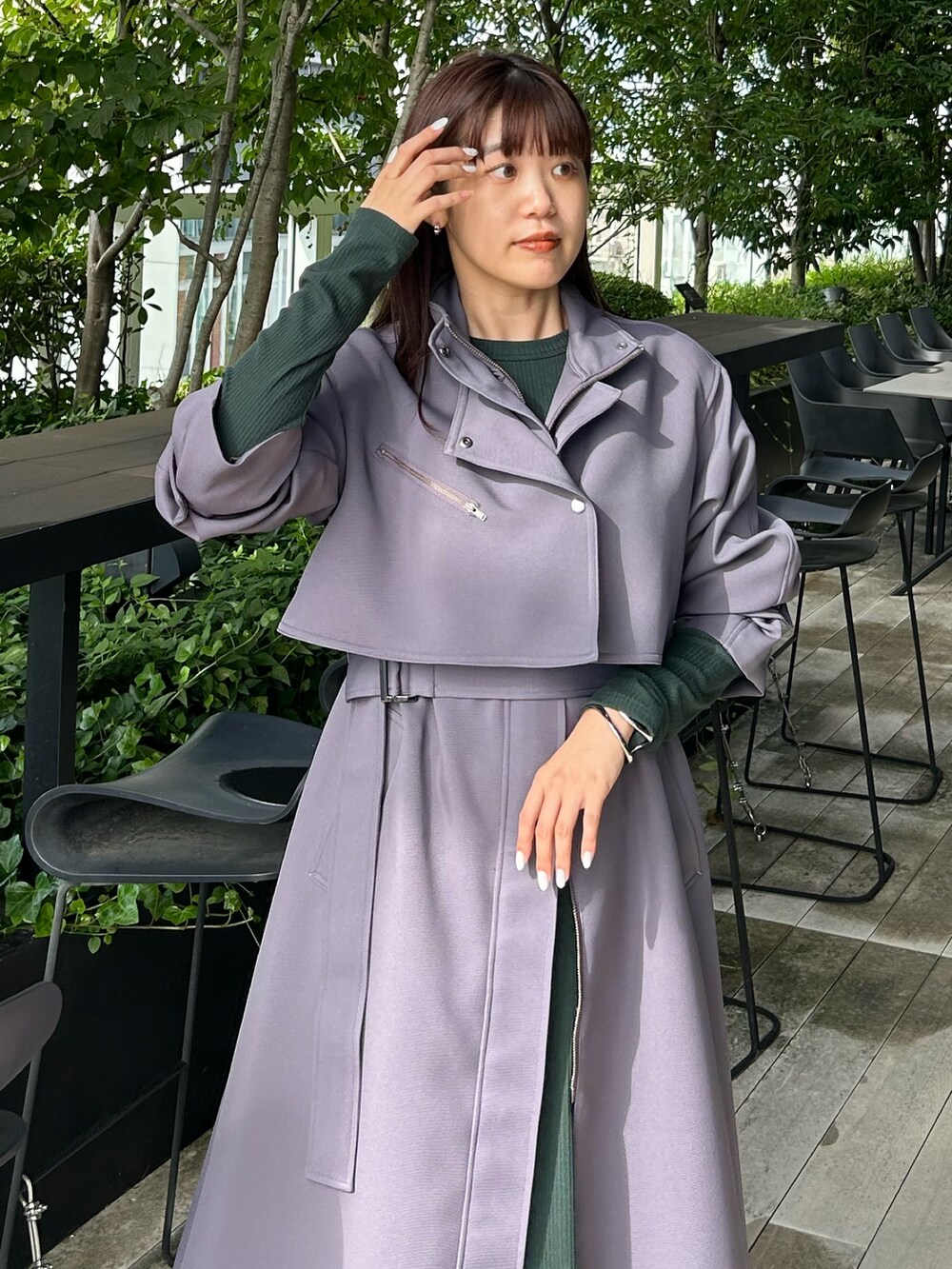 「秋っぽコーデ更新中、デニム、デートコーデ、秋のコーデ、秋冬コーデ、パンツスタイル、オトナカワイイ、きれいめコーデ、初秋コーデ、パープル」｜「CITY TOKYOのトリプルクロスZIPスタンドコート（トレンチコート、パープル系）」を使った、A＋TOKYO WOMENS STAFFさん（レディース・160cm）の秋コーディネートの3枚目の写真