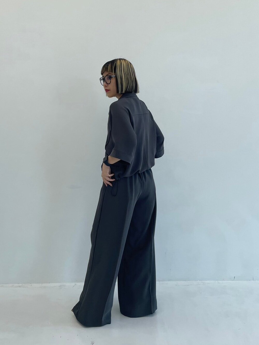 グレー系のシャツ/ブラウス、グレー系のスラックスを着用したレディースの春コーディネートの5枚目の写真