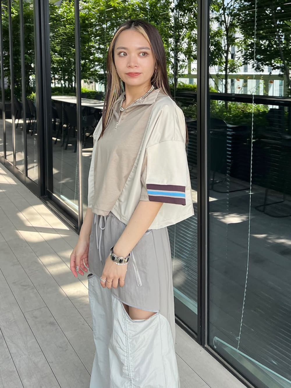 「きれいめカジュアル、夏コーデ、さらっと晴れやかスナップ、夏だ！Tシャツ着よう！、サンダル、ワントーンコーデ、スボーツミックス、大人女子、オトナカジュアル、オトナ女子、24SS夏の新作、お洒落さんとつながりたい、ベージュ、お出かけコーデ、アクティブコーデ」｜「CITY TOKYOの＜2WAY＞＜接触冷感＞2WAYクロップドルーズTEE【A＋TOKYO / エープラストウキョウ】（Tシャツ/カットソー、ベージュ系）」を使った、A＋TOKYO WOMENS STAFFさん（レディース・158cm）の夏コーディネートの6枚目の写真