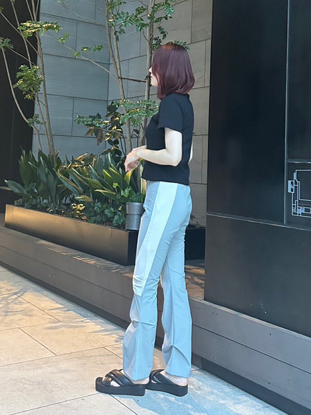 ブラック系のTシャツ/カットソー、グレー系のその他パンツを着用したレディースの夏コーディネートの3枚目の写真