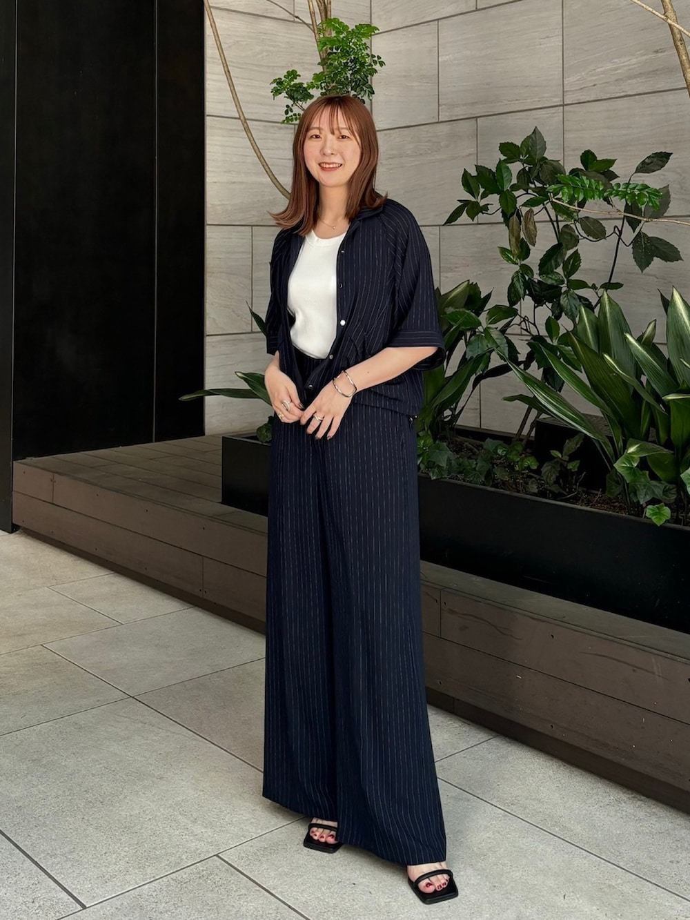 「セットアップスタイル、セットアップ、きれいめカジュアル、シンプルコーデ、休日スタイル、韓国ファッション、大人かわいい、夏ファッション、高身長コーデ、パンツスタイル、シャツ好き集まれ、オープンカラーシャツ、スポーツミックス」｜「CITY TOKYOの＜手洗い可能＞＜接触冷感＞ダブルクロスワイドパンツ【A＋TOKYO / エープラストウキョウ】（スラックス、ブルー系）」を使った、A＋TOKYO WOMENS STAFFさん（レディース・163cm）の春コーディネートの2枚目の写真