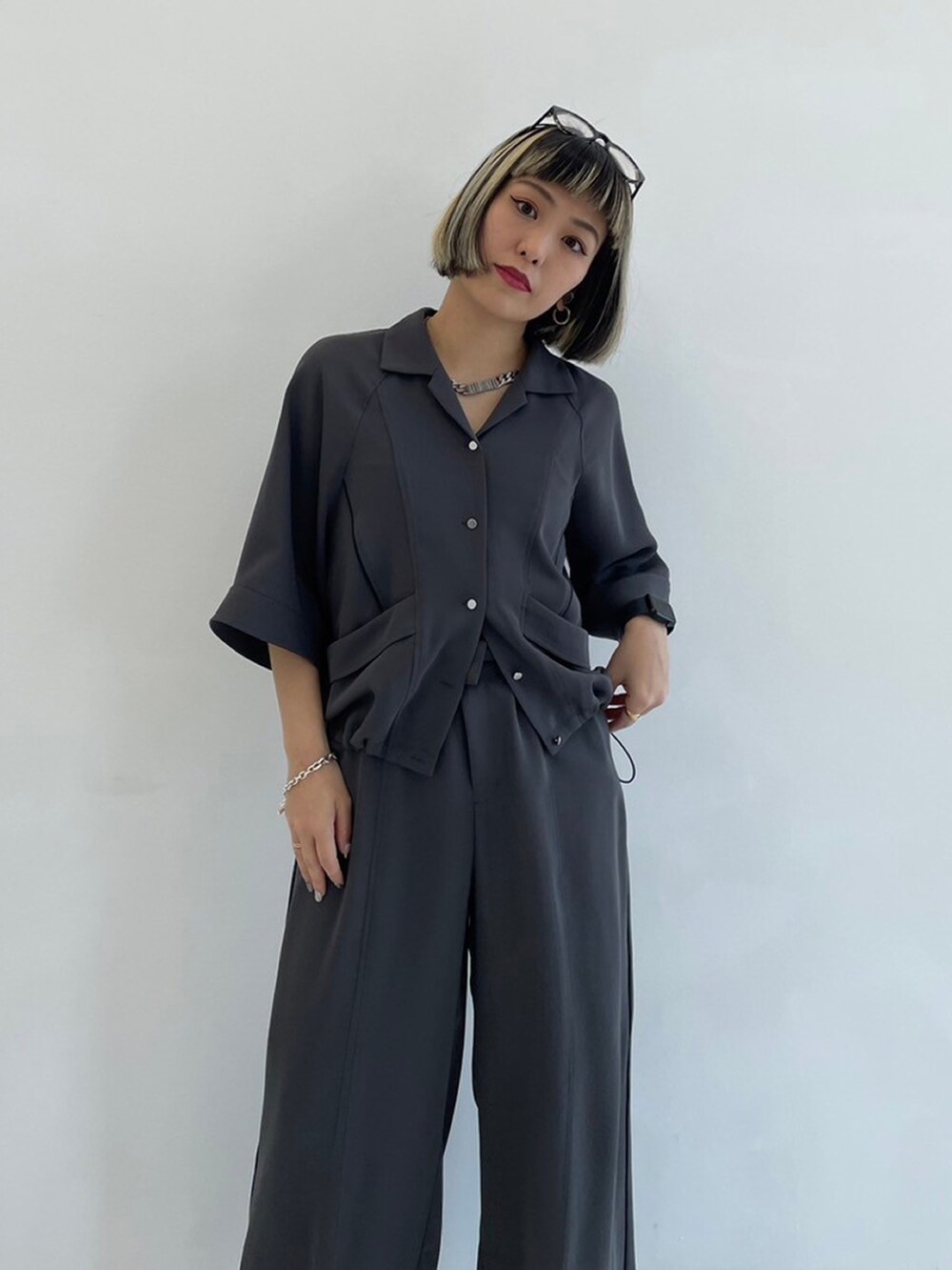 グレー系のシャツ/ブラウス、グレー系のスラックスを着用したレディースの春コーディネートの6枚目の写真