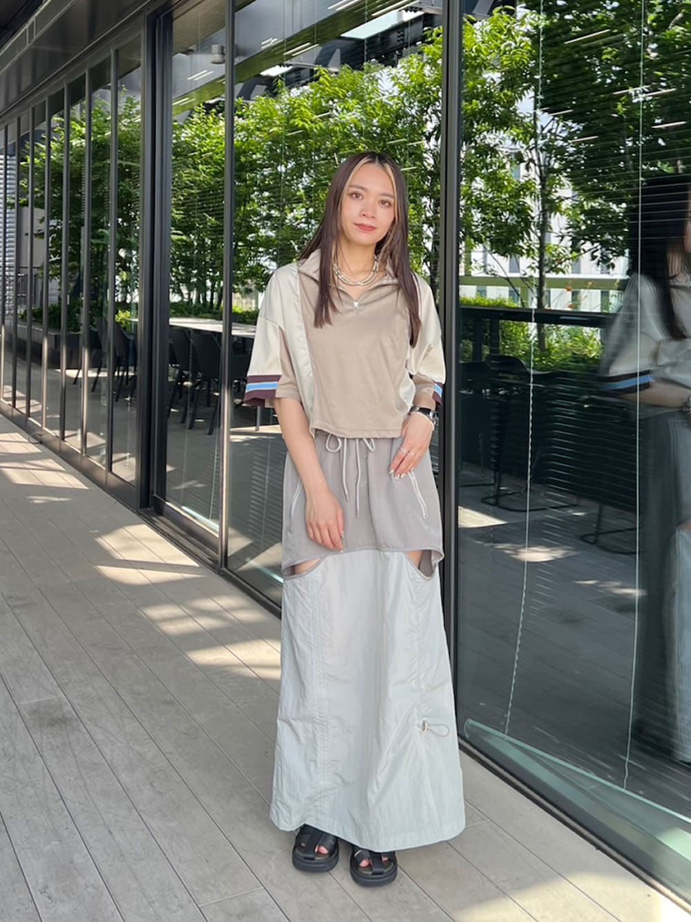 「きれいめカジュアル、夏コーデ、さらっと晴れやかスナップ、夏だ！Tシャツ着よう！、サンダル、ワントーンコーデ、スボーツミックス、大人女子、オトナカジュアル、オトナ女子、24SS夏の新作、お洒落さんとつながりたい、ベージュ、お出かけコーデ、アクティブコーデ」｜「CITY TOKYOの＜2WAY＞＜接触冷感＞2WAYクロップドルーズTEE【A＋TOKYO / エープラストウキョウ】（Tシャツ/カットソー、ベージュ系）」を使った、A＋TOKYO WOMENS STAFFさん（レディース・158cm）の夏コーディネートの4枚目の写真
