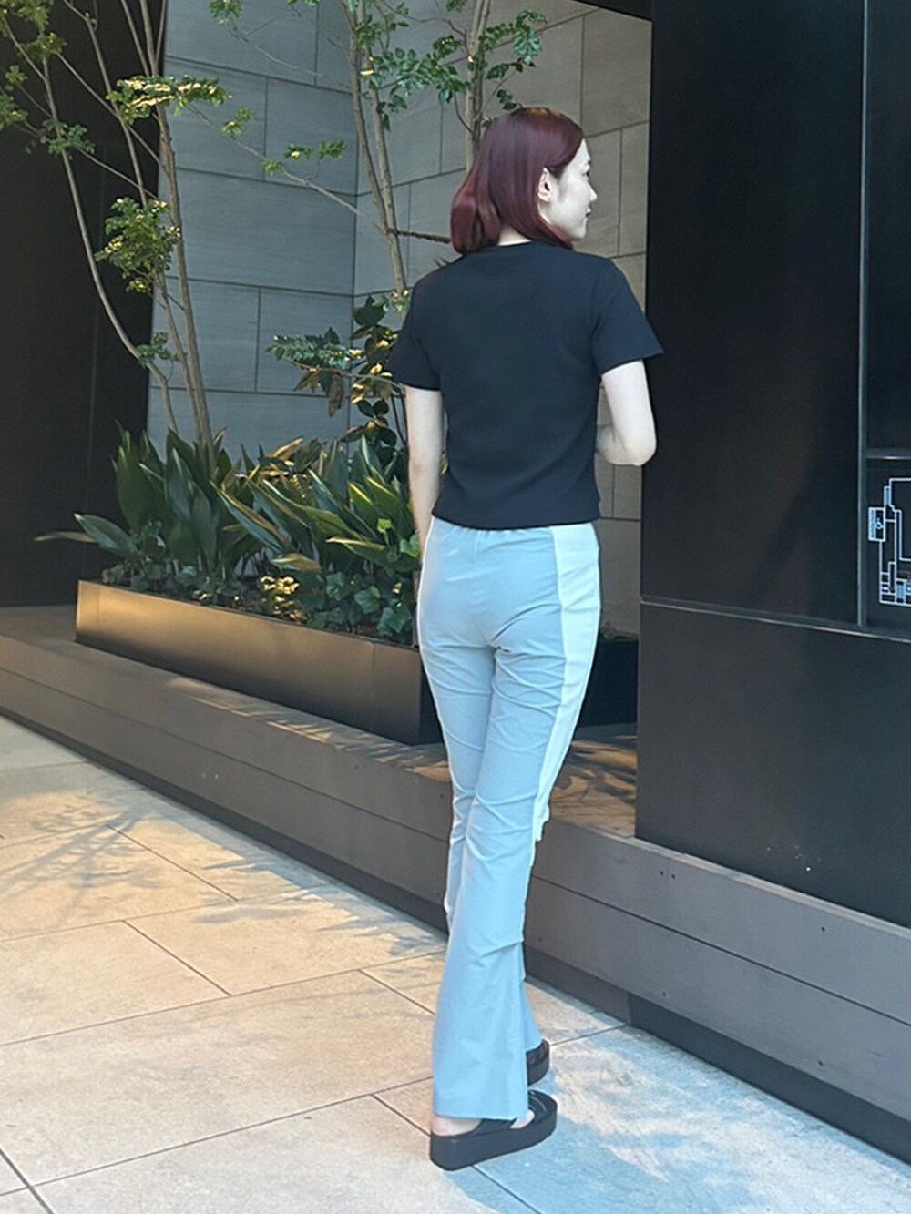 ブラック系のTシャツ/カットソー、グレー系のその他パンツを着用したレディースの夏コーディネートの4枚目の写真