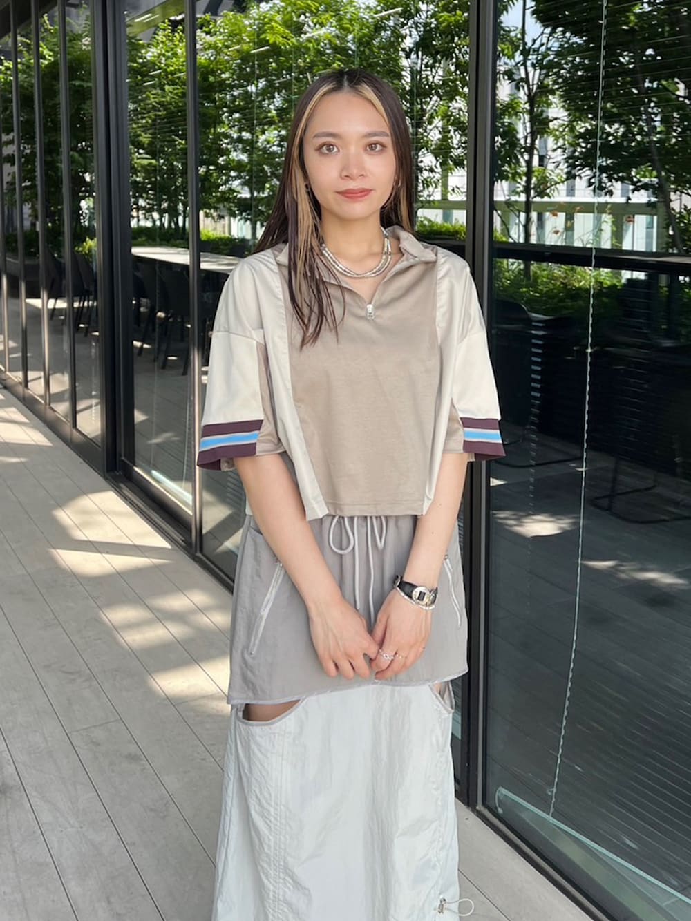 「きれいめカジュアル、夏コーデ、さらっと晴れやかスナップ、夏だ！Tシャツ着よう！、サンダル、ワントーンコーデ、スボーツミックス、大人女子、オトナカジュアル、オトナ女子、24SS夏の新作、お洒落さんとつながりたい、ベージュ、お出かけコーデ、アクティブコーデ」｜「CITY TOKYOの＜2WAY＞＜接触冷感＞2WAYクロップドルーズTEE【A＋TOKYO / エープラストウキョウ】（Tシャツ/カットソー、ベージュ系）」を使った、A＋TOKYO WOMENS STAFFさん（レディース・158cm）の夏コーディネートの5枚目の写真
