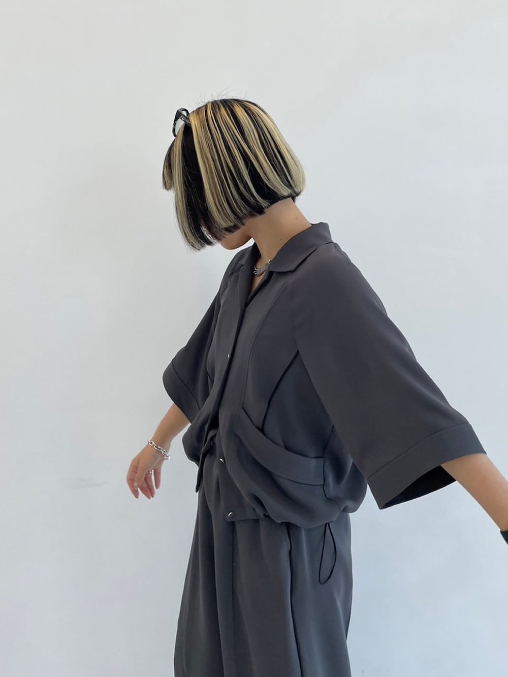 グレー系のシャツ/ブラウス、グレー系のスラックスを着用したレディースの春コーディネートの7枚目の写真