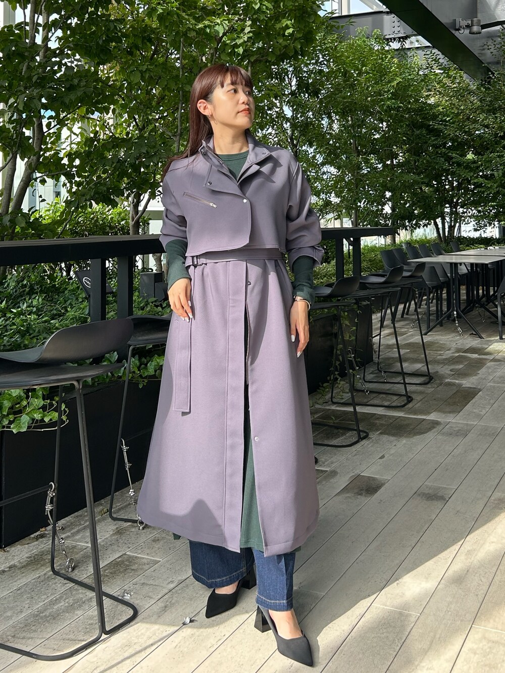 「秋っぽコーデ更新中、デニム、デートコーデ、秋のコーデ、秋冬コーデ、パンツスタイル、オトナカワイイ、きれいめコーデ、初秋コーデ、パープル」｜「CITY TOKYOのトリプルクロスZIPスタンドコート（トレンチコート、パープル系）」を使った、A＋TOKYO WOMENS STAFFさん（レディース・160cm）の秋コーディネートの2枚目の写真