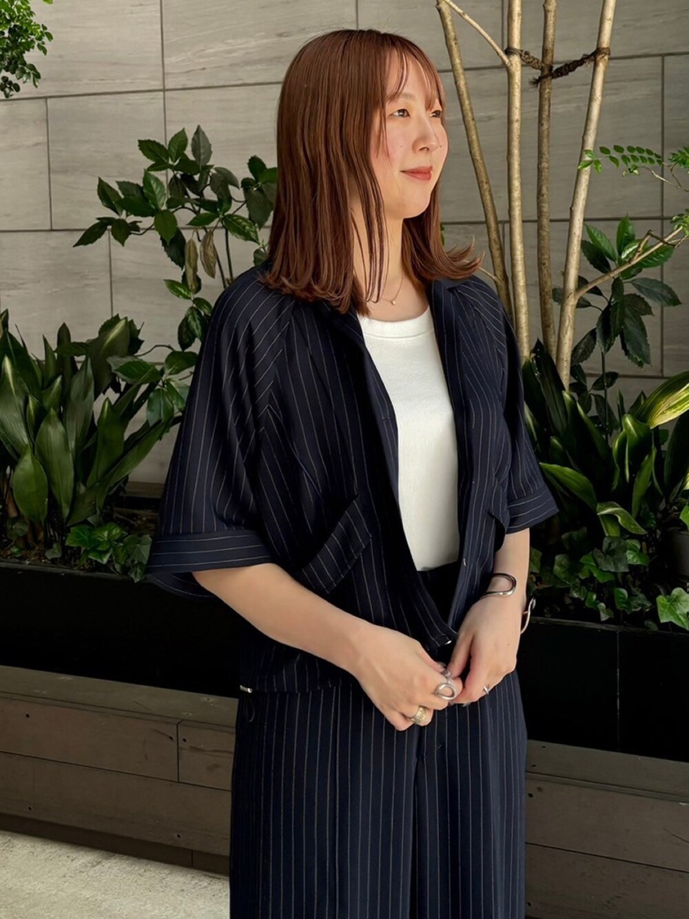 「セットアップスタイル、セットアップ、きれいめカジュアル、シンプルコーデ、休日スタイル、韓国ファッション、大人かわいい、夏ファッション、高身長コーデ、パンツスタイル、シャツ好き集まれ、オープンカラーシャツ、スポーツミックス」｜「CITY TOKYOの＜手洗い可能＞＜接触冷感＞ダブルクロスワイドパンツ【A＋TOKYO / エープラストウキョウ】（スラックス、ブルー系）」を使った、A＋TOKYO WOMENS STAFFさん（レディース・163cm）の春コーディネートの6枚目の写真