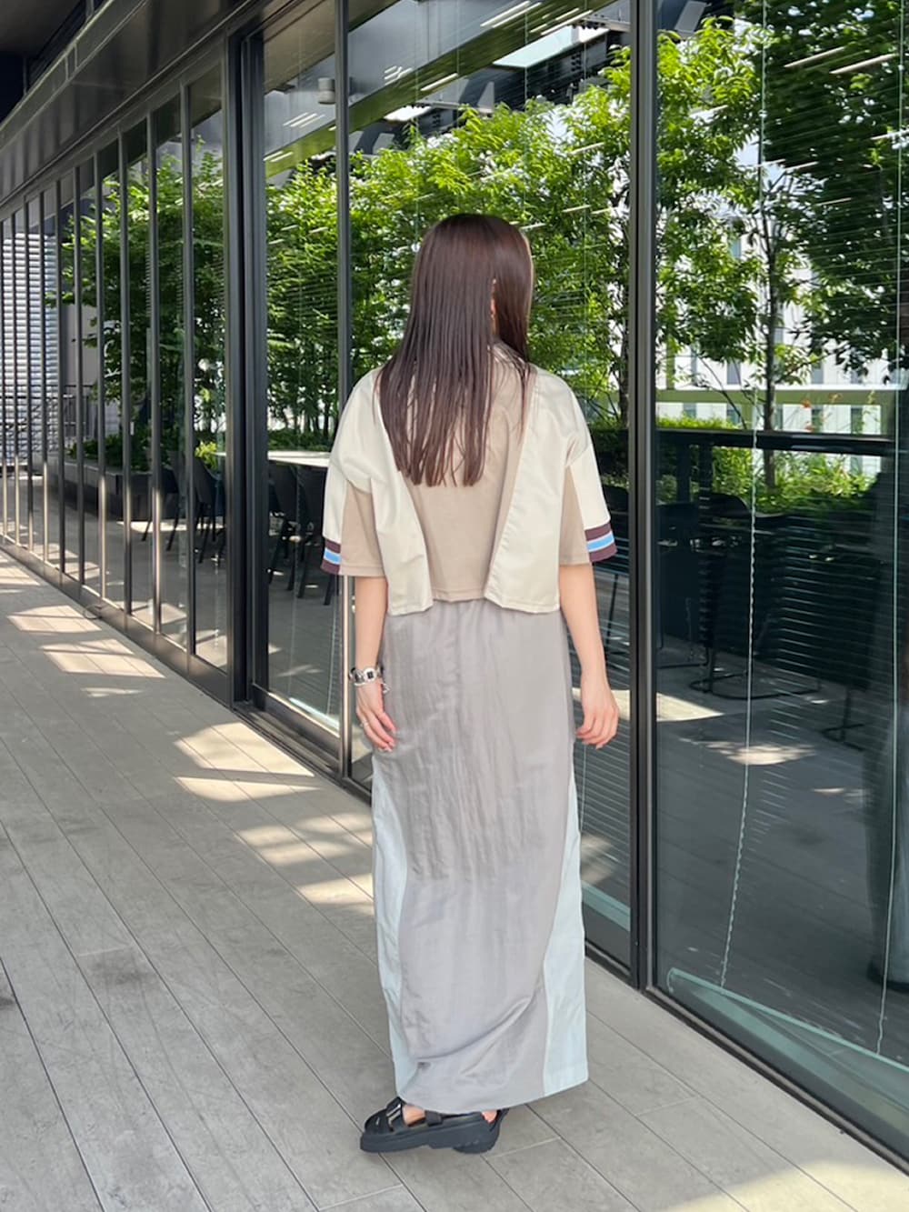 「きれいめカジュアル、夏コーデ、さらっと晴れやかスナップ、夏だ！Tシャツ着よう！、サンダル、ワントーンコーデ、スボーツミックス、大人女子、オトナカジュアル、オトナ女子、24SS夏の新作、お洒落さんとつながりたい、ベージュ、お出かけコーデ、アクティブコーデ」｜「CITY TOKYOの＜2WAY＞＜接触冷感＞2WAYクロップドルーズTEE【A＋TOKYO / エープラストウキョウ】（Tシャツ/カットソー、ベージュ系）」を使った、A＋TOKYO WOMENS STAFFさん（レディース・158cm）の夏コーディネートの3枚目の写真