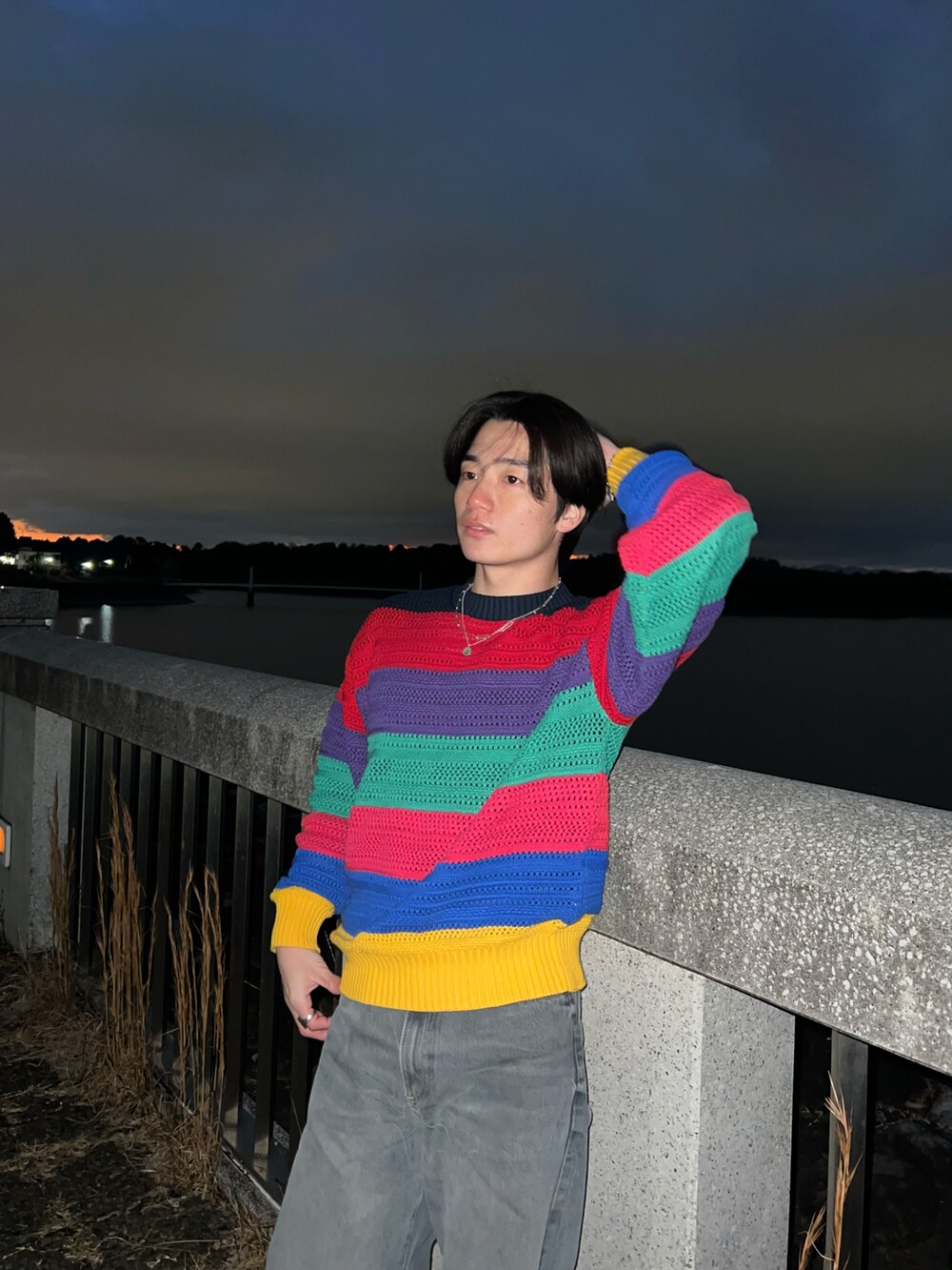 その他のニット/セーター、グレー系のデニムパンツを着用したメンズの春コーディネートの4枚目の写真