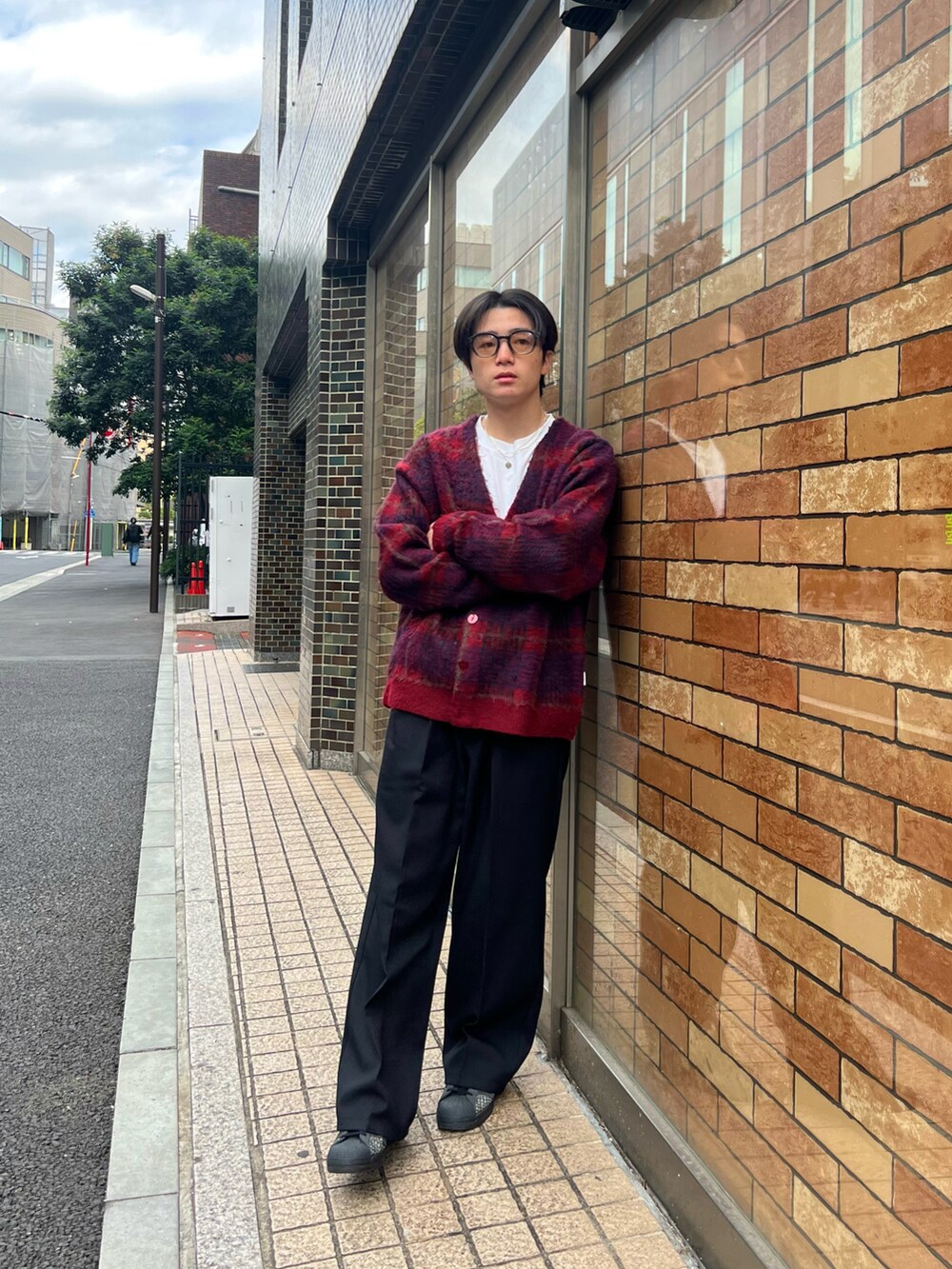 レッド系のカーディガン/ボレロ、ホワイト系のTシャツ/カットソー、ブラック系のスラックスを着用したメンズの春コーディネートの3枚目の写真