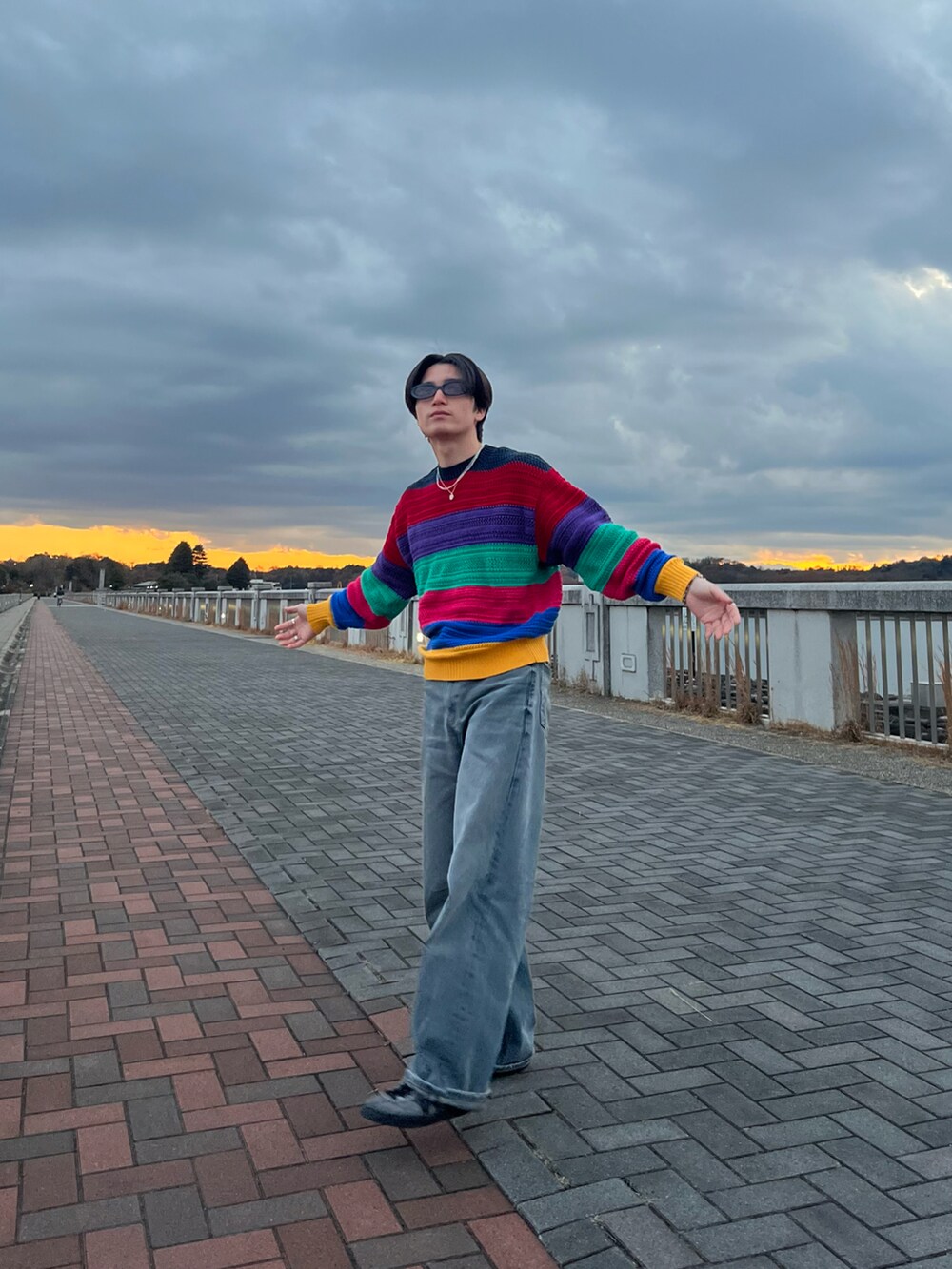 その他のニット/セーター、グレー系のデニムパンツを着用したメンズの春コーディネートの5枚目の写真