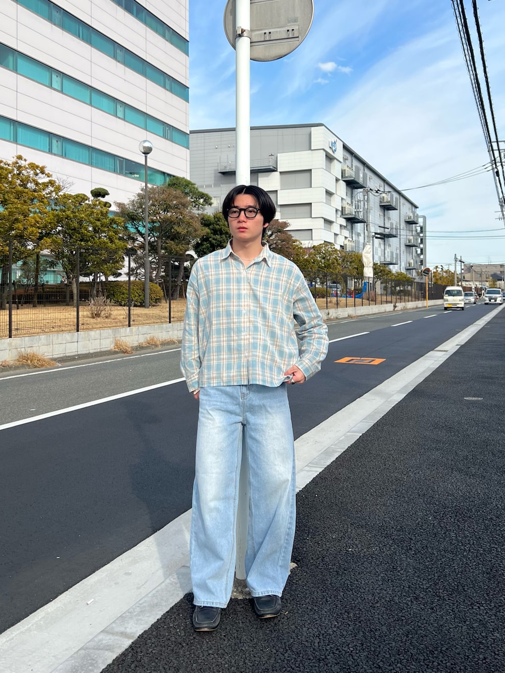 ブルー系のシャツ/ブラウス、ブルー系のデニムパンツ、ブラック系のローファーを着用したメンズの春コーディネートの5枚目の写真