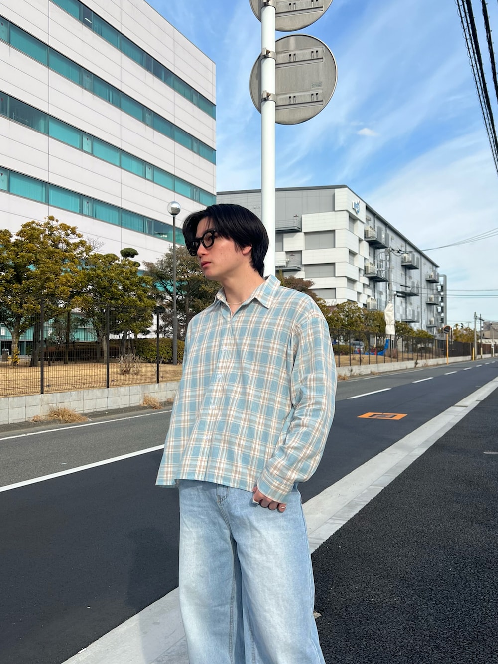 ブルー系のシャツ/ブラウス、ブルー系のデニムパンツ、ブラック系のローファーを着用したメンズの春コーディネートの3枚目の写真