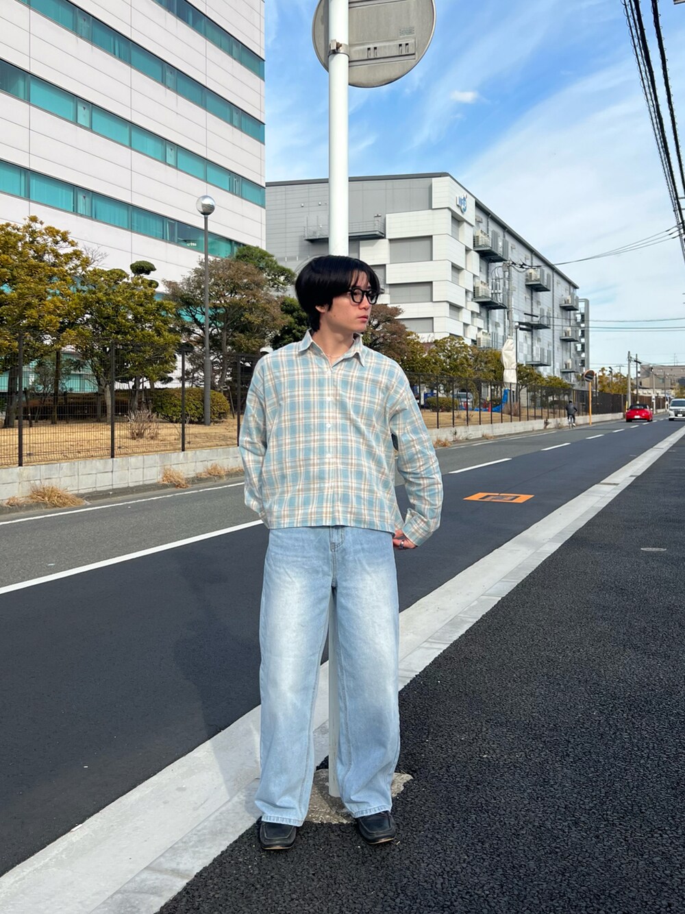 ブルー系のシャツ/ブラウス、ブルー系のデニムパンツ、ブラック系のローファーを着用したメンズの春コーディネートの2枚目の写真