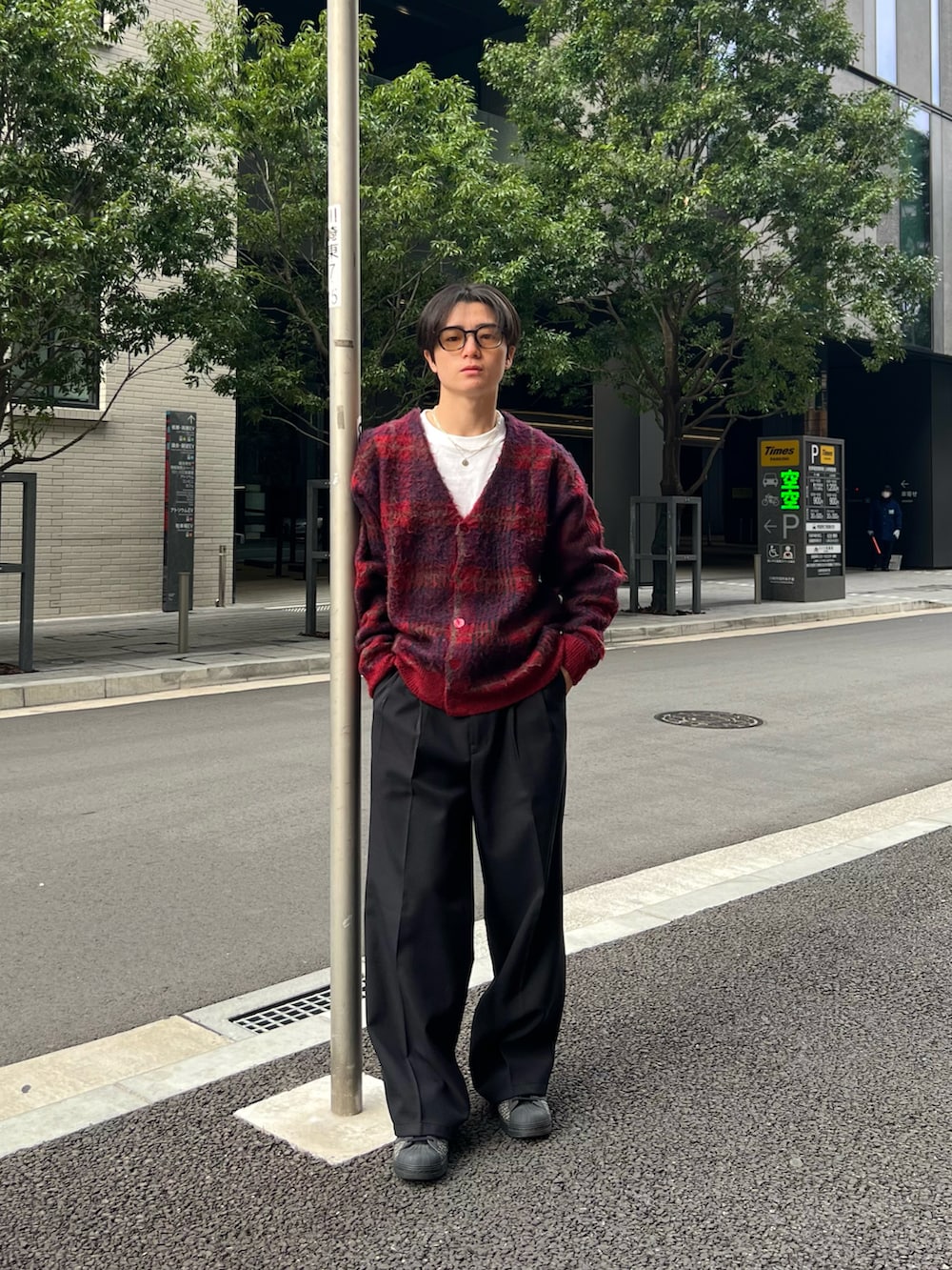 レッド系のカーディガン/ボレロ、ホワイト系のTシャツ/カットソー、ブラック系のスラックスを着用したメンズの春コーディネートの4枚目の写真