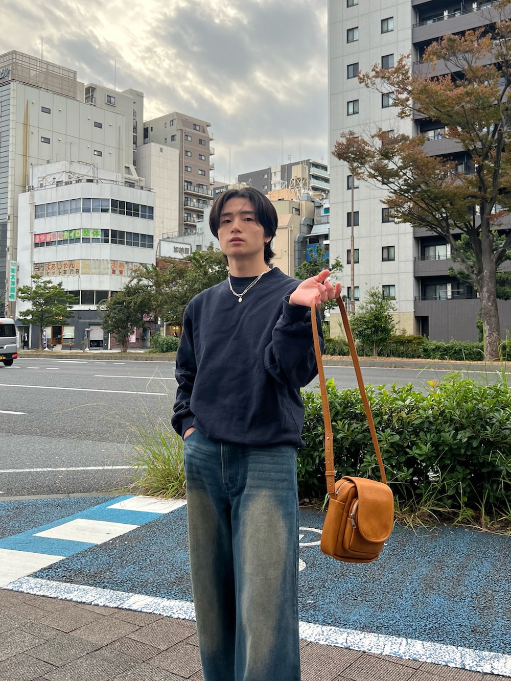 ブルー系のスウェット、ブルー系のデニムパンツ、ブラック系のスニーカーを着用したメンズの春コーディネートの4枚目の写真