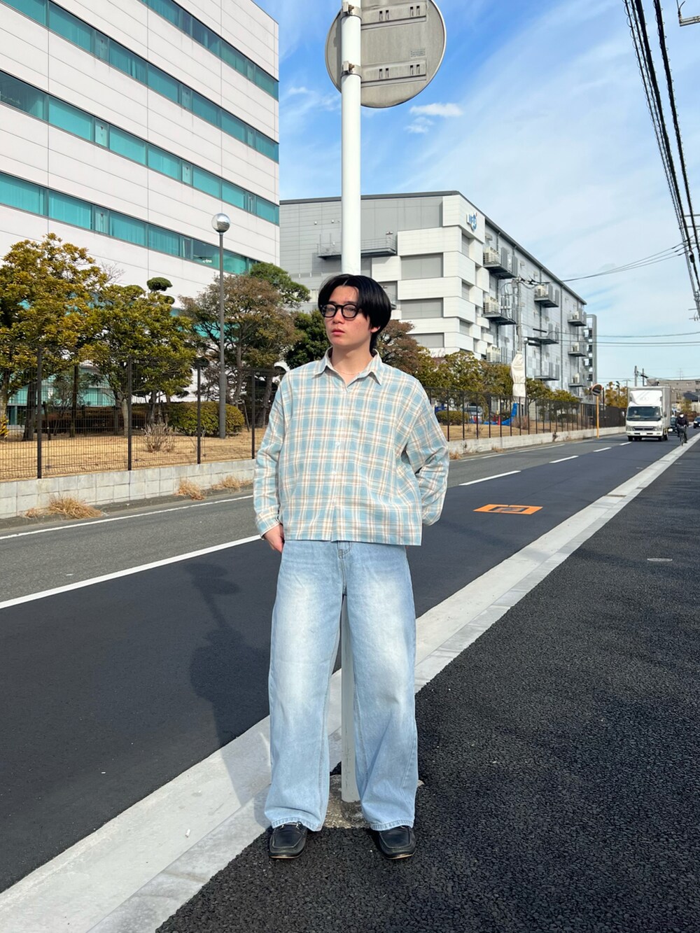 ブルー系のシャツ/ブラウス、ブルー系のデニムパンツ、ブラック系のローファーを着用したメンズの春コーディネートの4枚目の写真