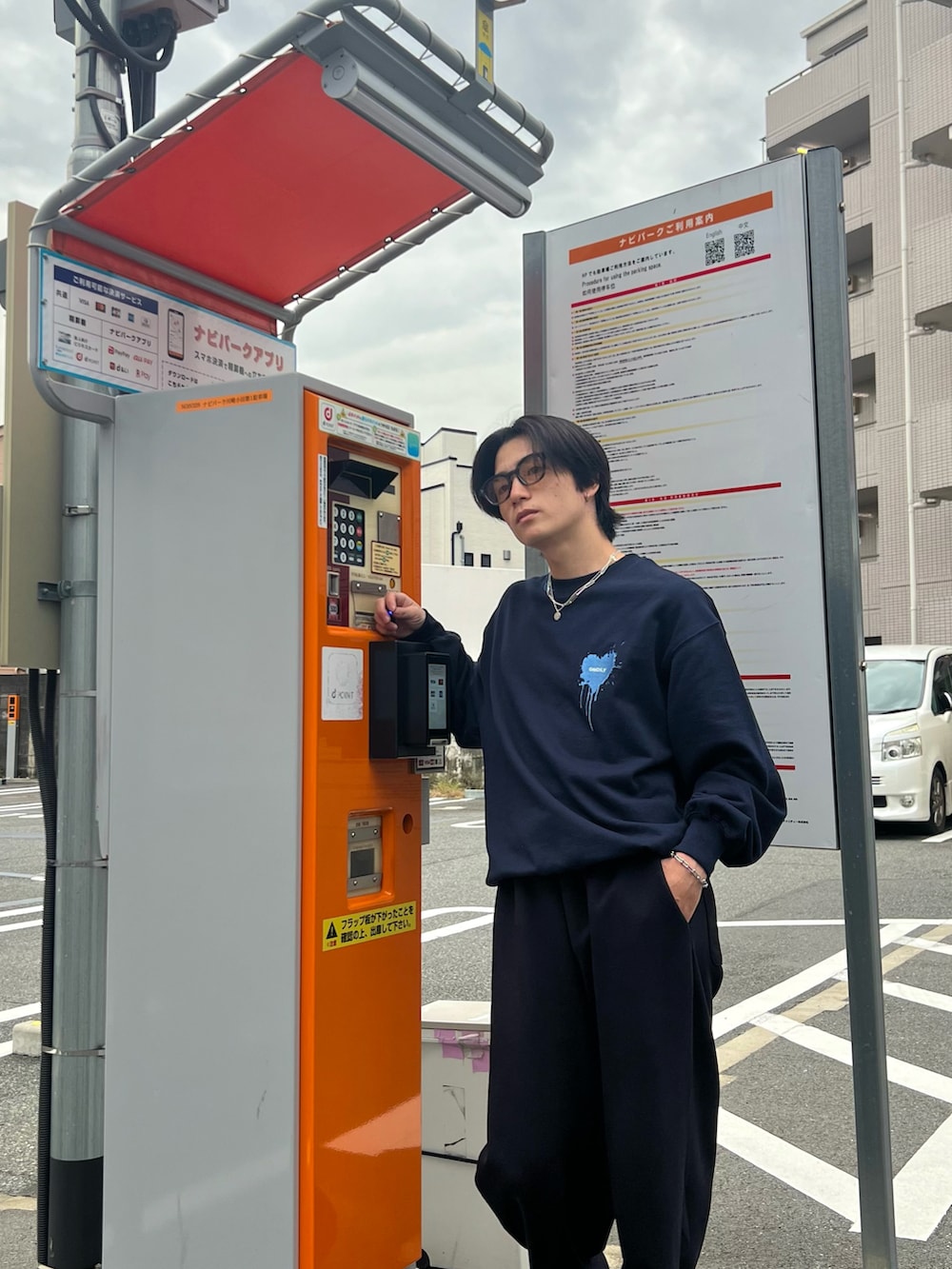 ブルー系のスウェット、ブラック系のスウェットパンツ、ブルー系のスニーカーを着用したメンズの春コーディネートの3枚目の写真