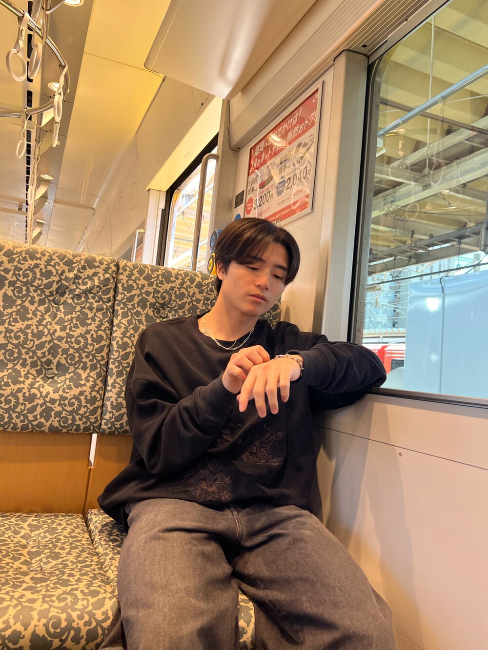 ブラック系のスウェット、ブラック系のデニムパンツ、グレー系のスニーカーを着用したメンズの春コーディネートの5枚目の写真