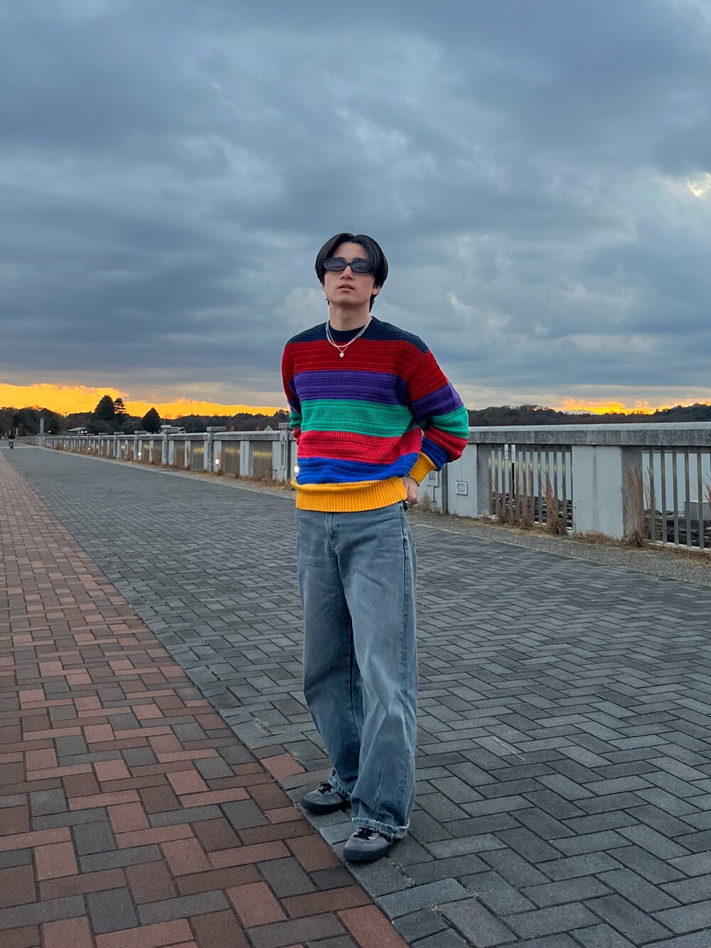 その他のニット/セーター、グレー系のデニムパンツを着用したメンズの春コーディネートの2枚目の写真