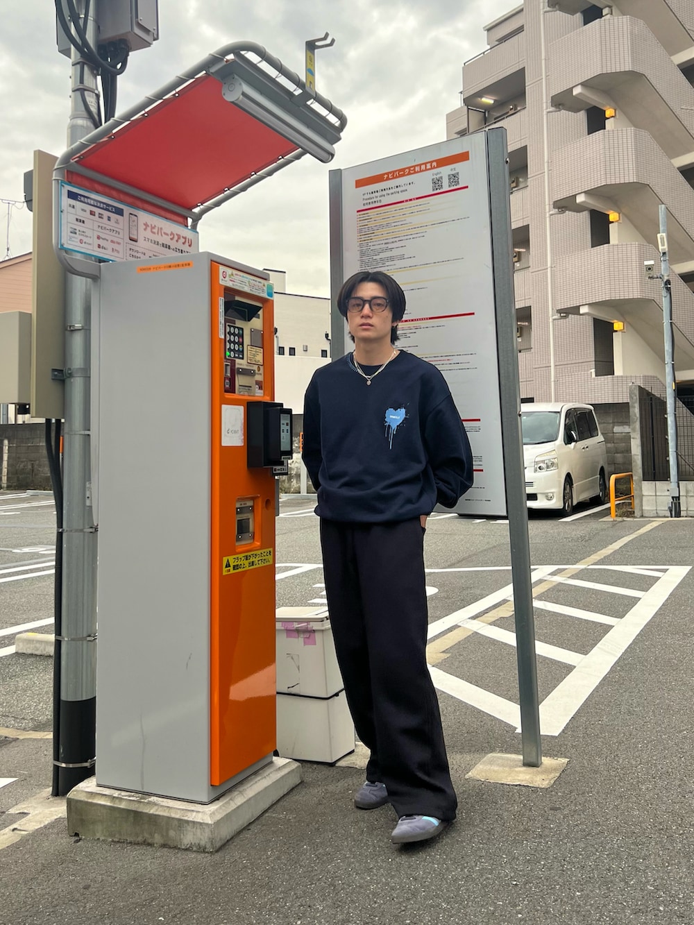 ブルー系のスウェット、ブラック系のスウェットパンツ、ブルー系のスニーカーを着用したメンズの春コーディネートの5枚目の写真