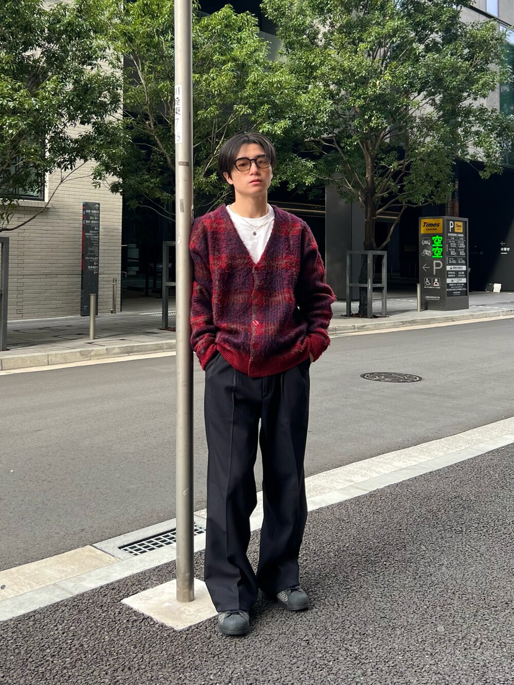 レッド系のカーディガン/ボレロ、ホワイト系のTシャツ/カットソー、ブラック系のスラックスを着用したメンズの春コーディネートの2枚目の写真