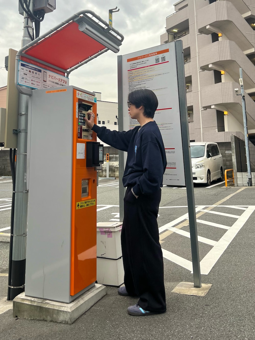 ブルー系のスウェット、ブラック系のスウェットパンツ、ブルー系のスニーカーを着用したメンズの春コーディネートの2枚目の写真