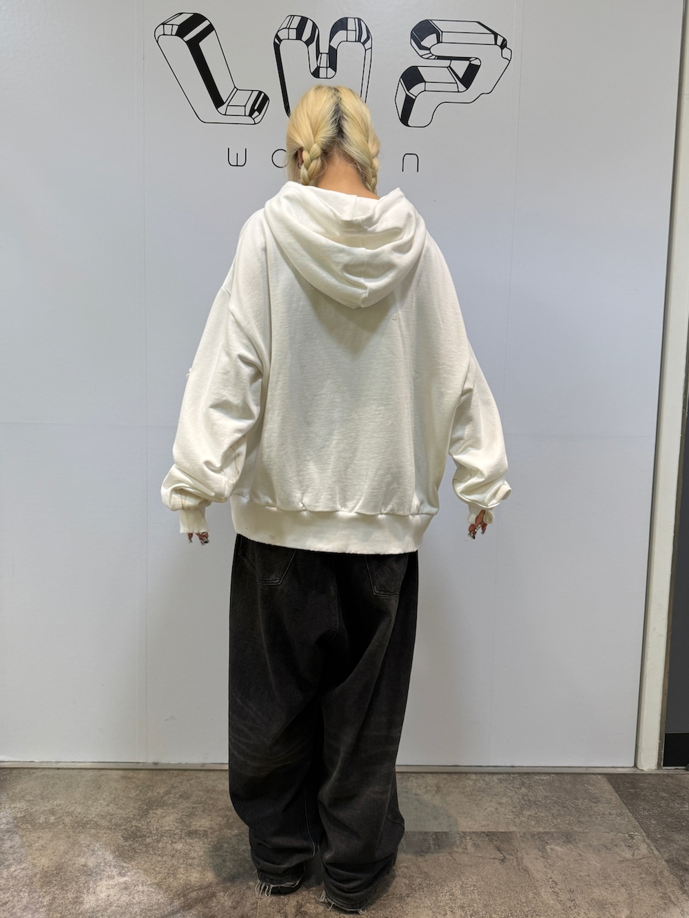 ホワイト系のパーカーを着用したレディースの夏コーディネートの2枚目の写真