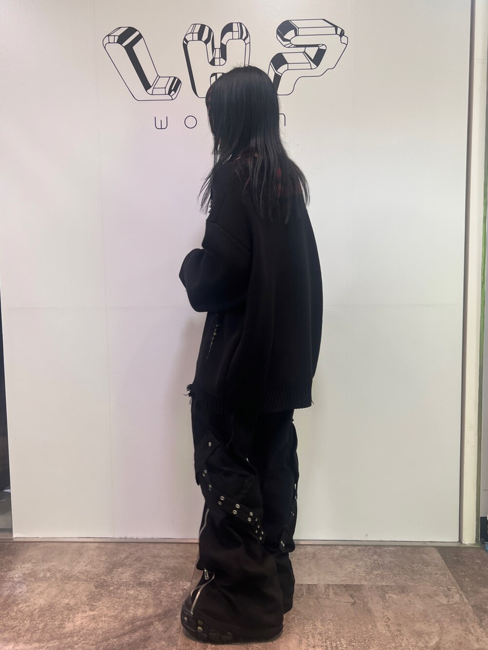 ブラック系のトップス、ブラック系のパンツを着用したレディースの秋コーディネートの2枚目の写真