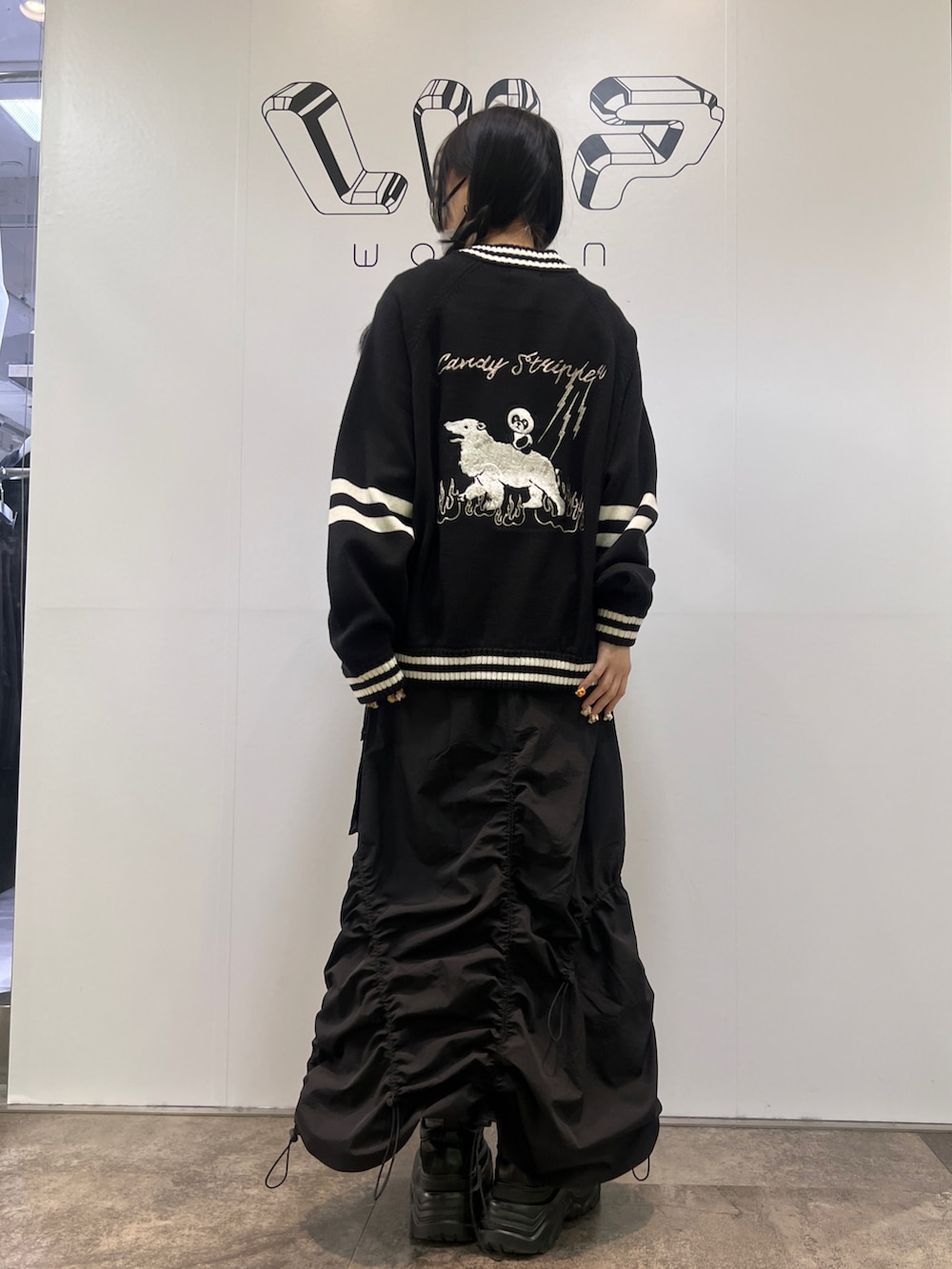 「冬のコーデ、Candy Stripper、ブラックコーデ、パンダコーデ、ロングスカート、オトナカジュアル、LHP、LHPWOMEN」｜「Candy StripperのPEPE SOUVENIR KNIT ジャンパー（その他アウター、ブラック系）」を使った、misakiさん（レディース・161cm）の冬コーディネートの2枚目の写真
